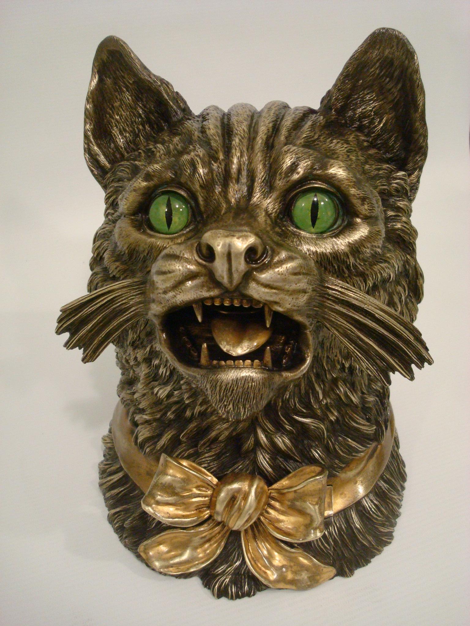 Für Katzenliebhaber: Versilberter Bronze-Humidor in realistischer Katzenkopf-Form. Öffnet sich, um den Humidorraum zu öffnen. Großer Behälter für Zigaretten und kleinerer Behälter für Zigaretten oder Streichhölzer. Großes Band um den Hals, das sich