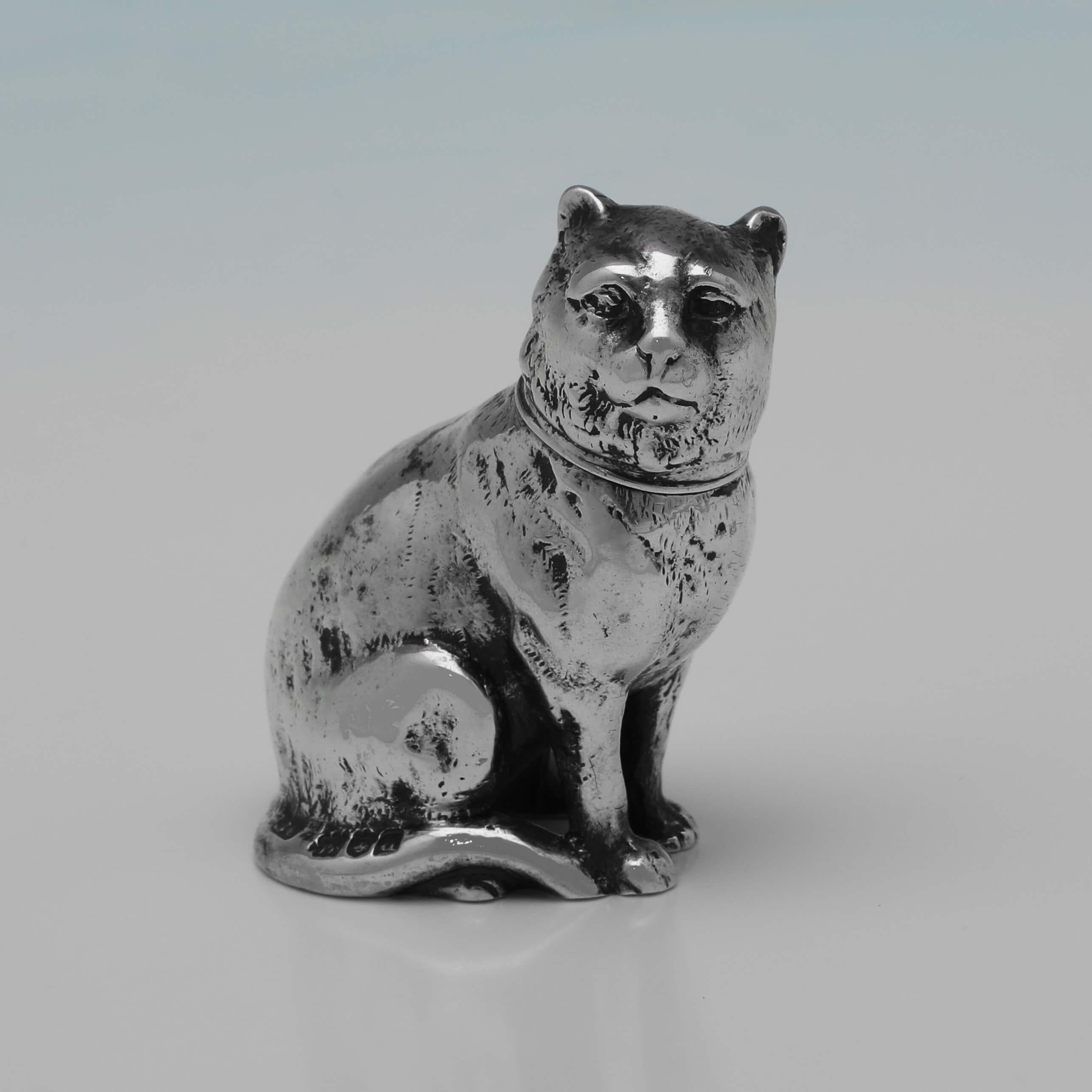 Poinçonnée à Londres en 1899 par Stuart Clifford, cette très rare paire de poivriers anciens en argent sterling représente un chat et un chien assis. Chaque pièce mesure environ 6 cm de haut et 6 cm de large, et la paire pèse 5,8 onces troy.