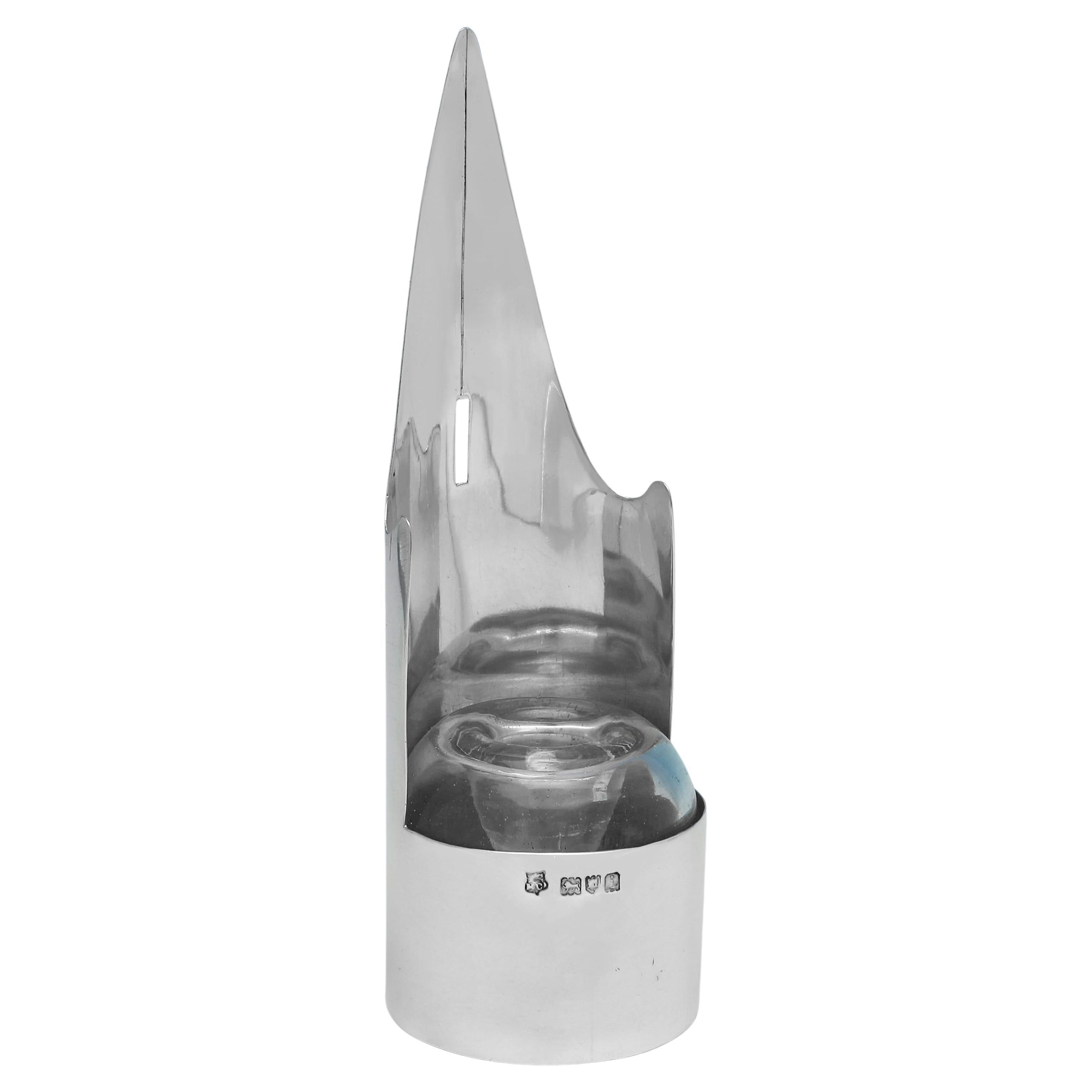 Novelty fountain pen nib shaped silver inkwell made in London in 1904