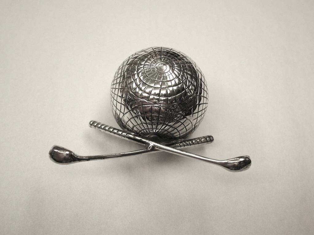 Novelty Silver Golf Ball with Clubs, Matchstriker, 1924, G F Westwood & Sons In Good Condition For Sale In London, GB