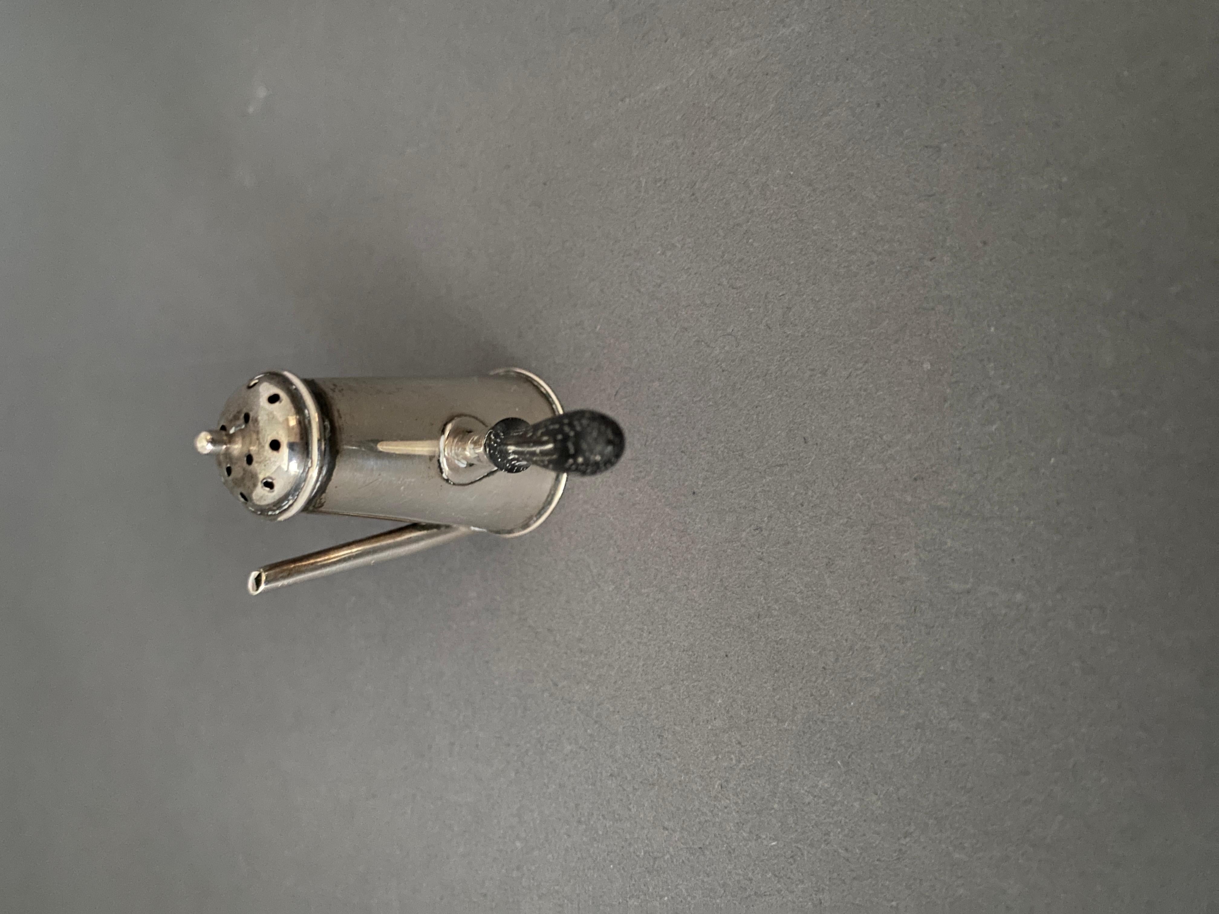 Poivrière miniature en argent
 Chester 1900
Sous la forme d'une cafetière, 
Soulever le couvercle
Poignée en bois tourné,
Fabricant CS & FS Poinçons Chester 1900
Pas de bosses dans l'argent
