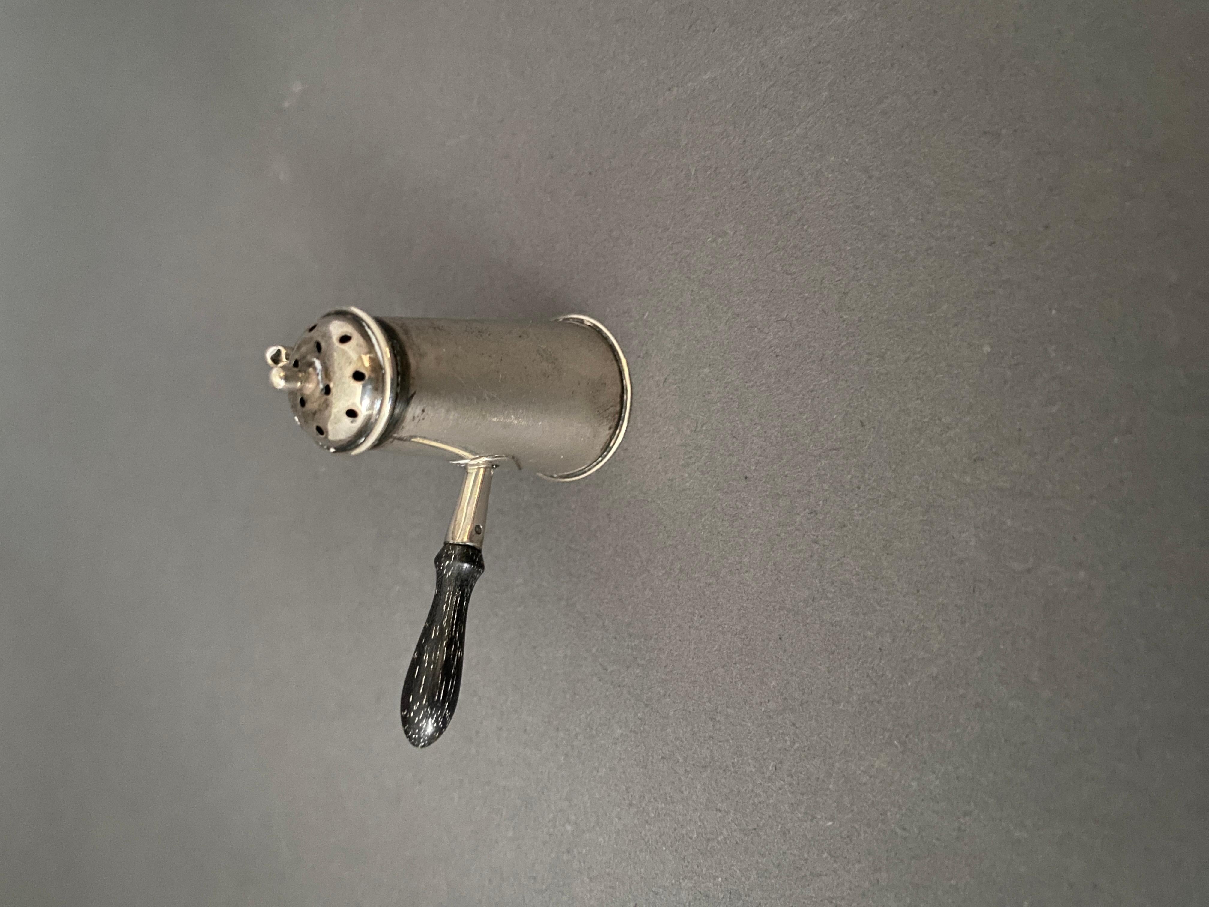 Victorien tardif Poivrière miniature en argent A Silver Chester 1900 en vente