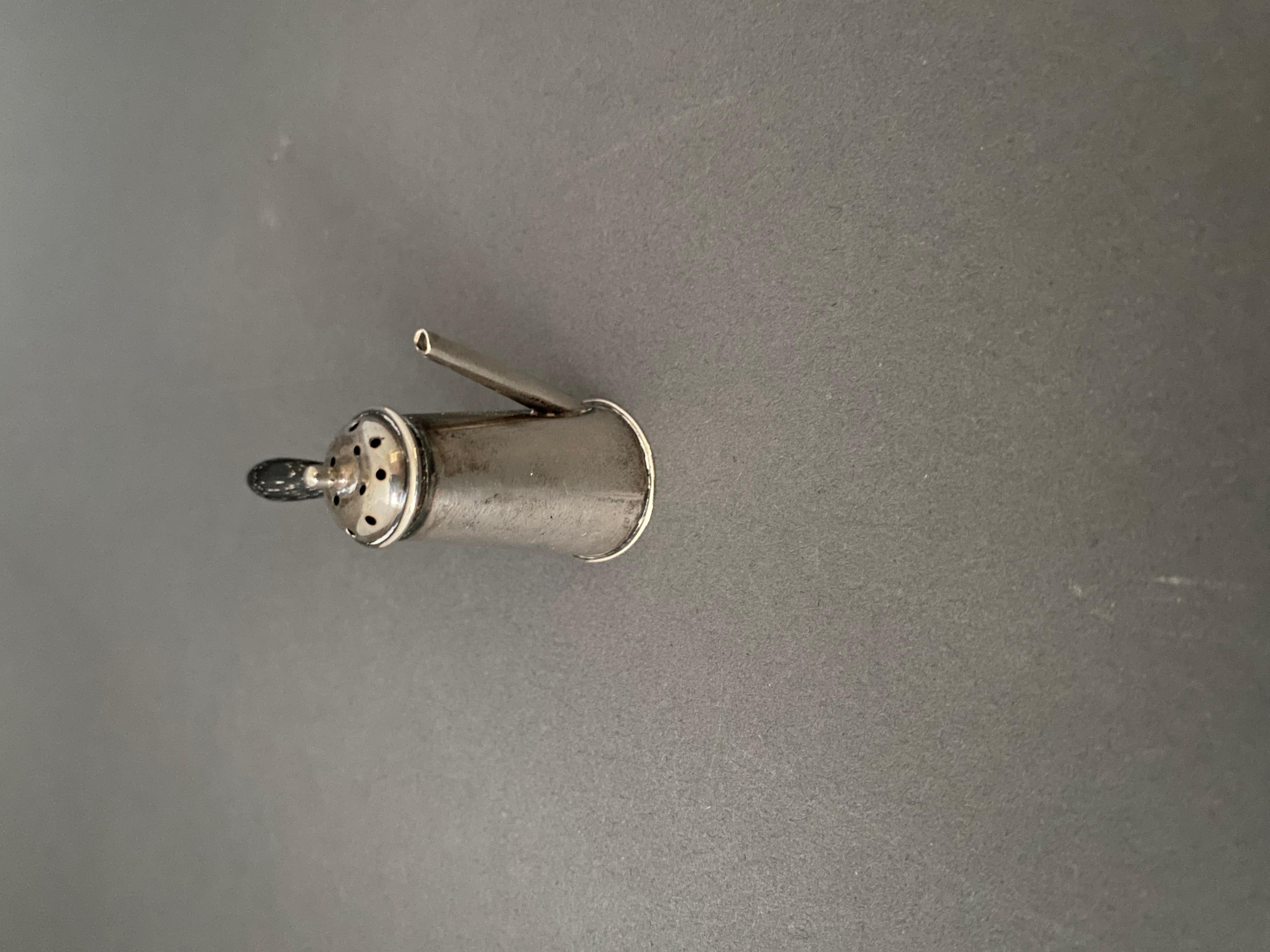 Britannique Poivrière miniature en argent A Silver Chester 1900 en vente
