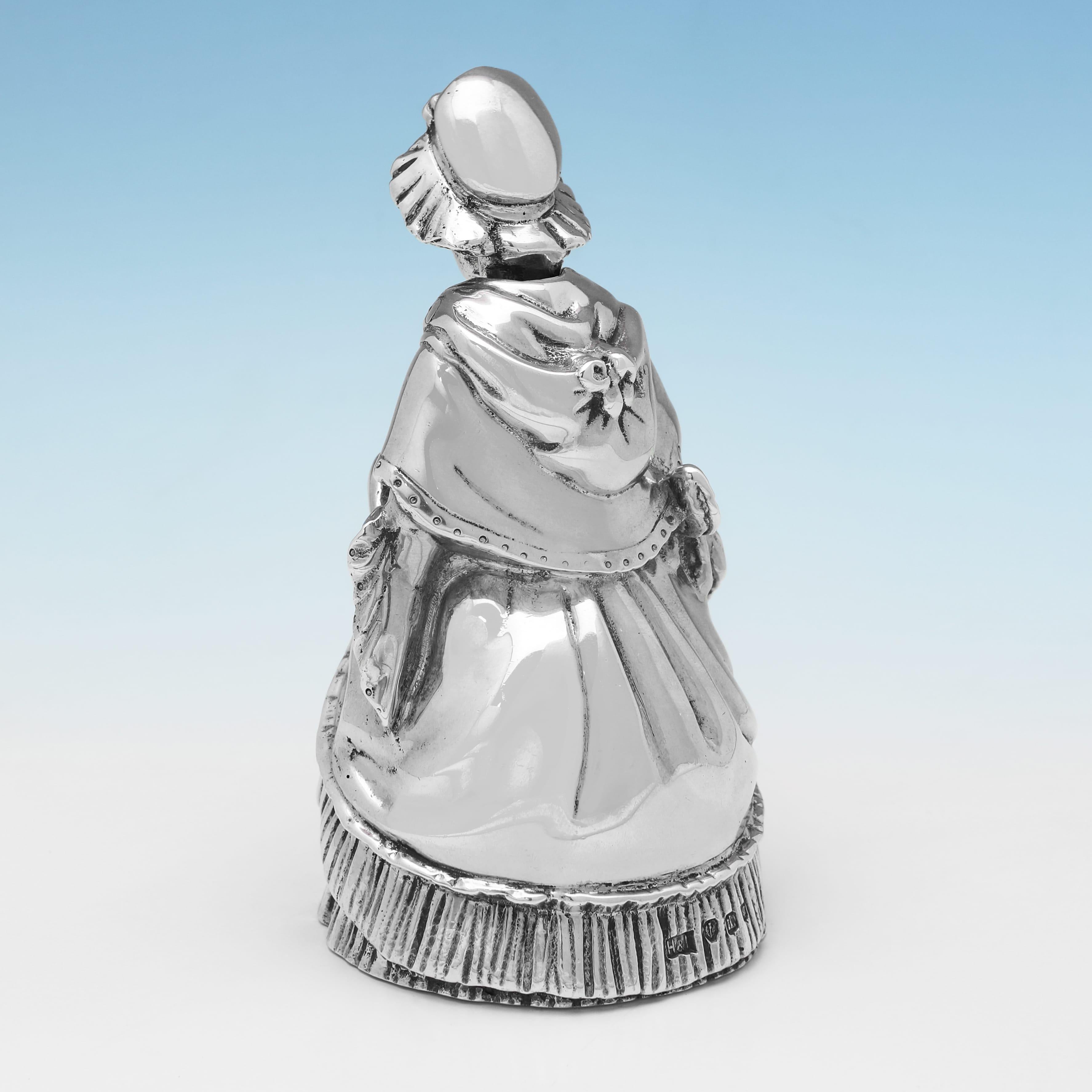 Poinçonnée à Édimbourg en 1931 par Hamilton & Iches, cette cloche en argent sterling de la période George V est modelée pour ressembler à la comptine Old Mother Hubbard. La cloche mesure 11 cm de haut et 5,5 cm de diamètre, et pèse 16,6 onces troy.