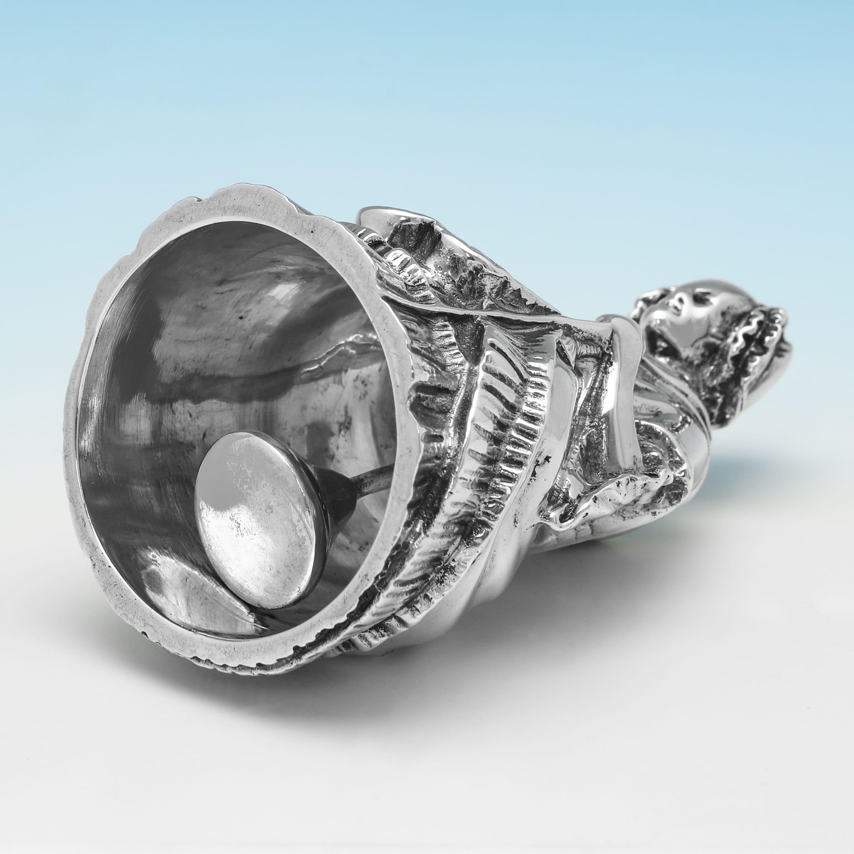 Anglais Cloche « Old Mother Hubbard » fantaisie en argent fabriquée par Hamilton & Inches en 1931 en vente