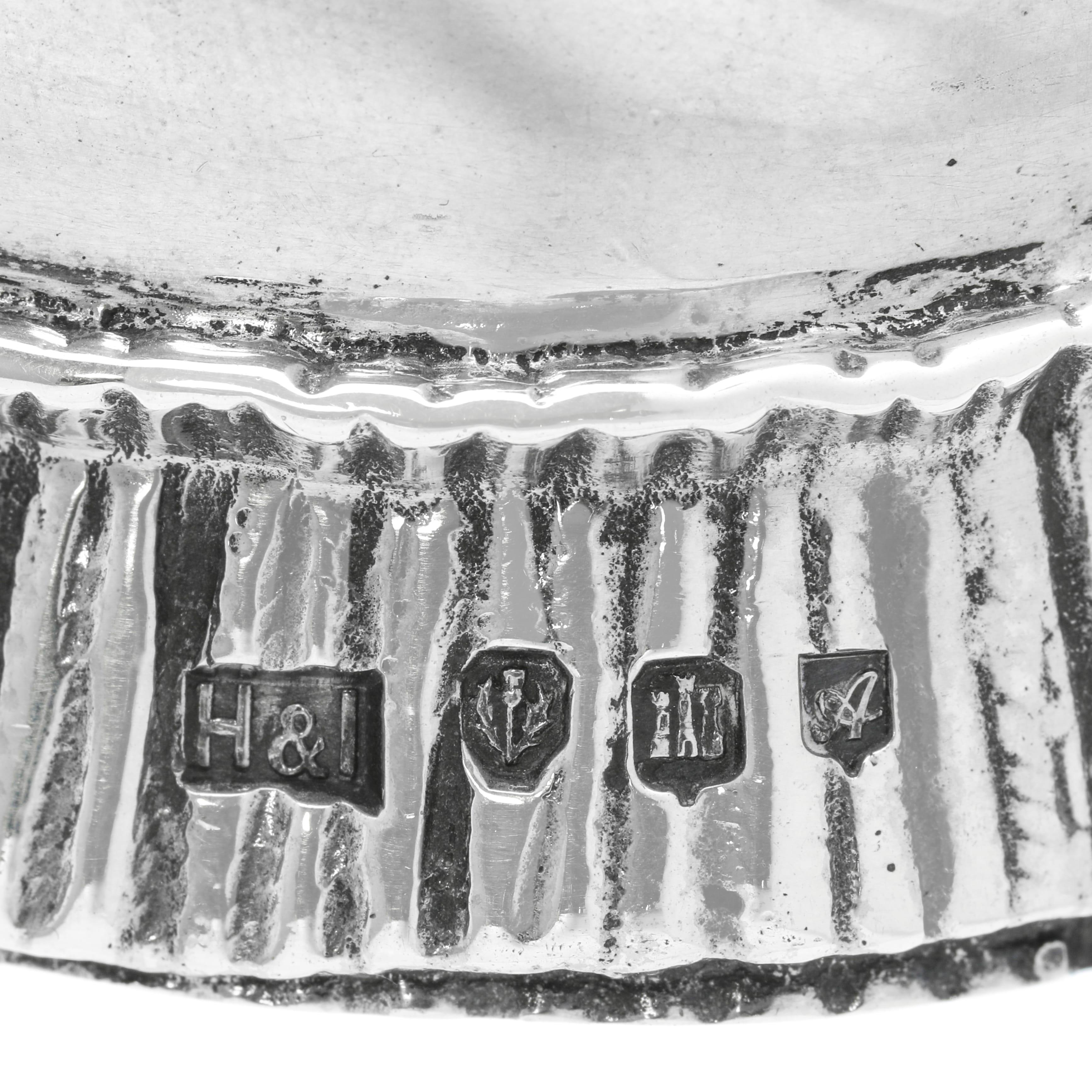 Milieu du XXe siècle Cloche « Old Mother Hubbard » fantaisie en argent fabriquée par Hamilton & Inches en 1931 en vente