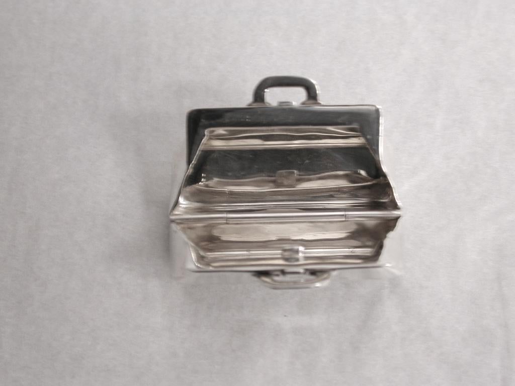 Silver Tiffany & Co gladstone case pill box dated circa 1980
Very good model of a gladstone case in heavy gauge silver.
Made in 925 sterling silver.