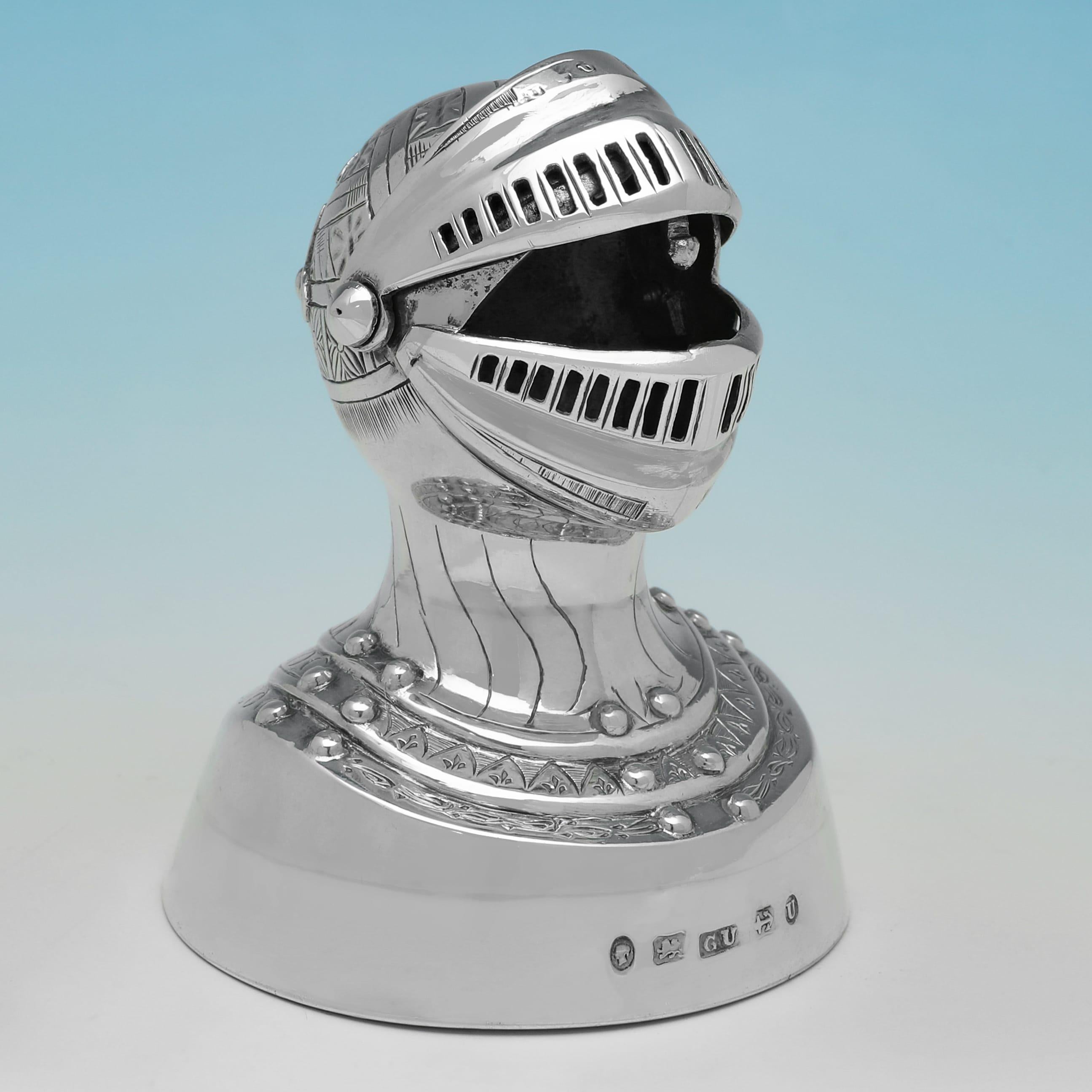 Con il marchio di fabbrica di George Unite, realizzato a Birmingham nel 1869, questo Charme Antiques in argento Sterling vittoriano è modellato in modo da assomigliare a un elmo di cavaliere. La pepiera misura 2,75