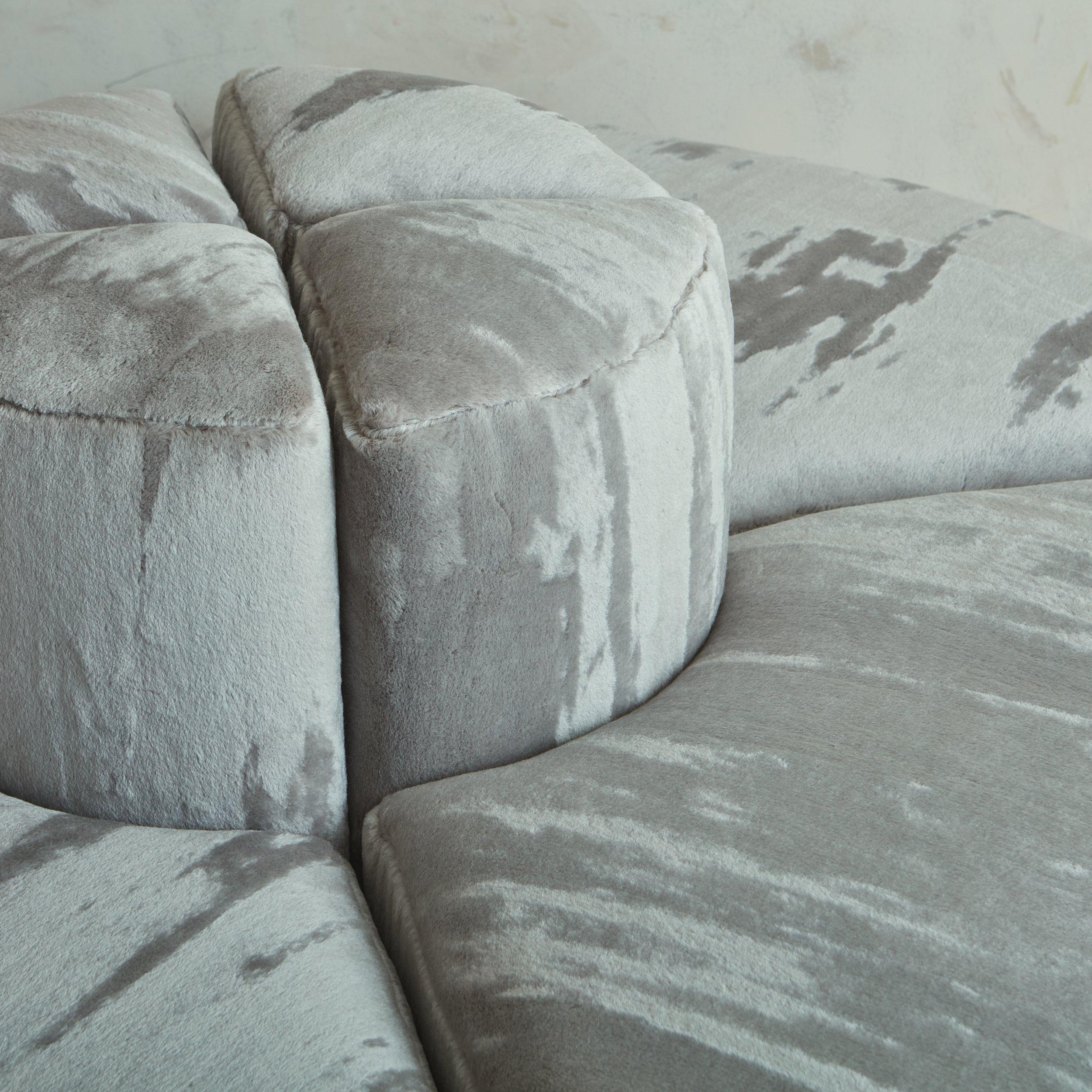 Novemila 9000' Modulares Sofa aus grauem gestreiften Samt von Tito Agnoli für Arflex im Zustand „Hervorragend“ im Angebot in Chicago, IL