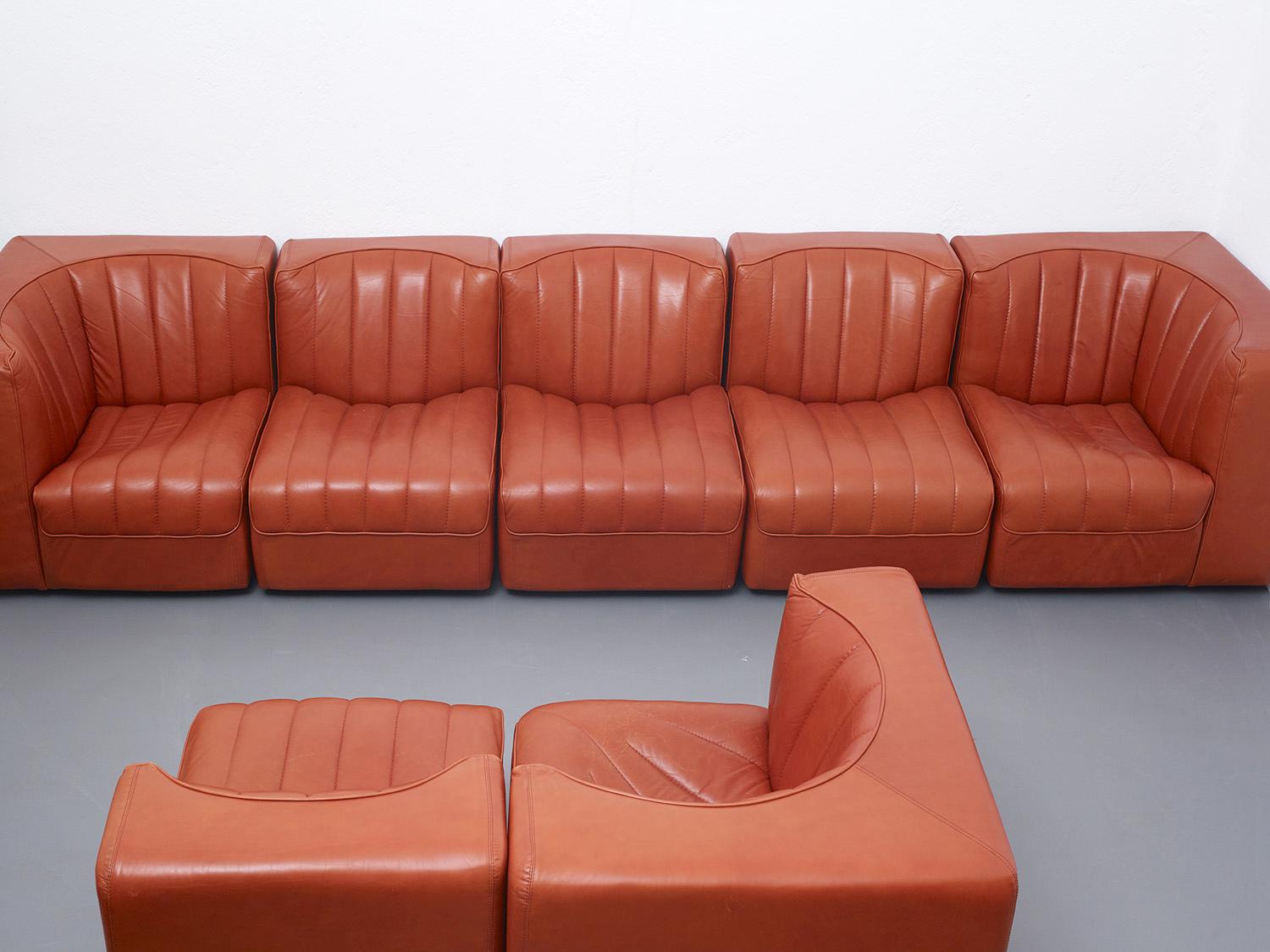Large modular sofa from the Novemila (9000) series by Tito Agnoli for Arflex, Italy, 1969.


This large sofa, the elements of which are modular at will, is composed of 7 elements including two angles, a connection and four single elements which
