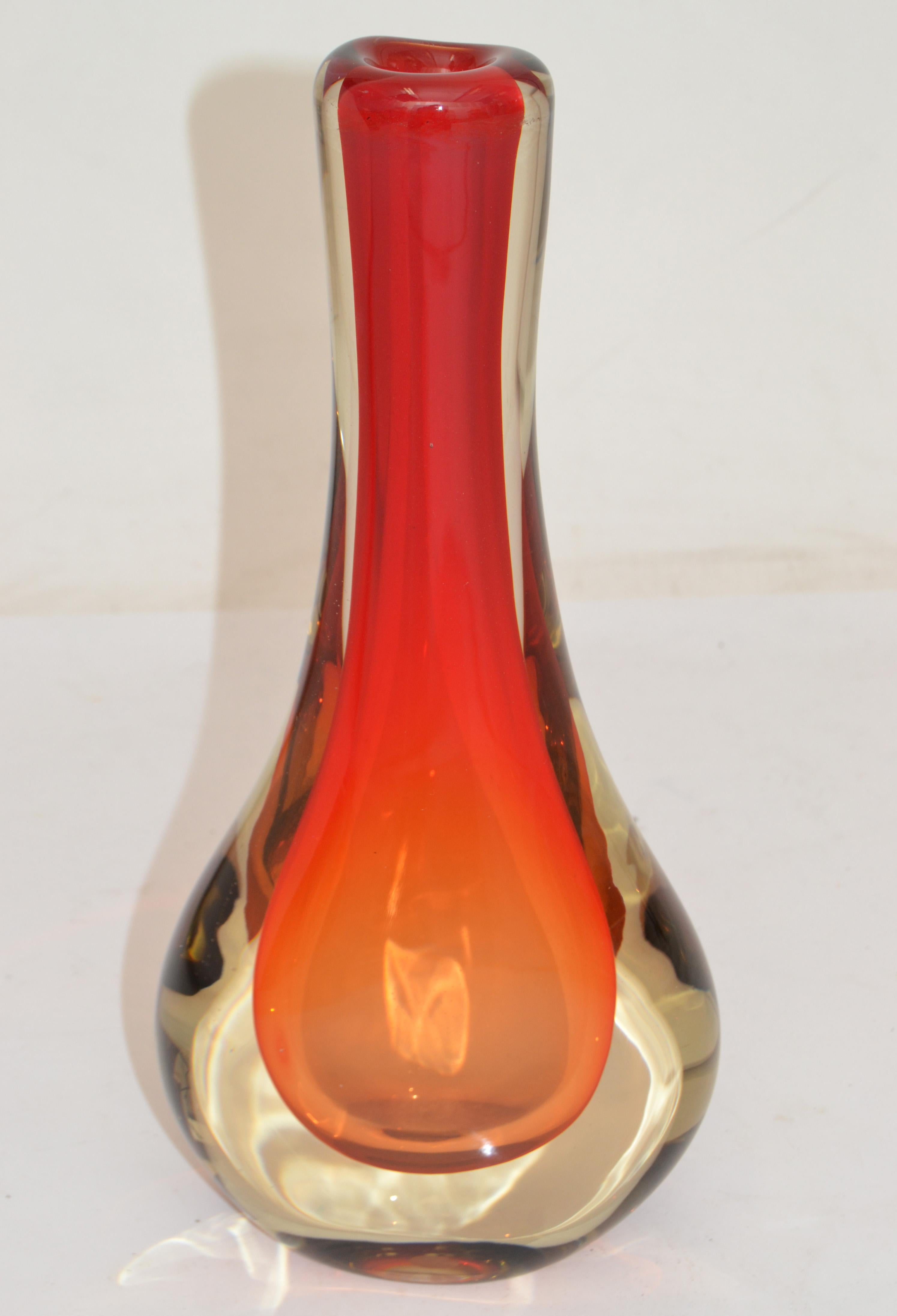 Original Novica hand blown Art Glass vase encased with 3 different colors, red, orange and transparent.
Made in Brazil in the late 1970s.
Looks stunning in any angle.
Labeled at the Base, hand blown Collection made in Brazil, NOVICA.
Some light