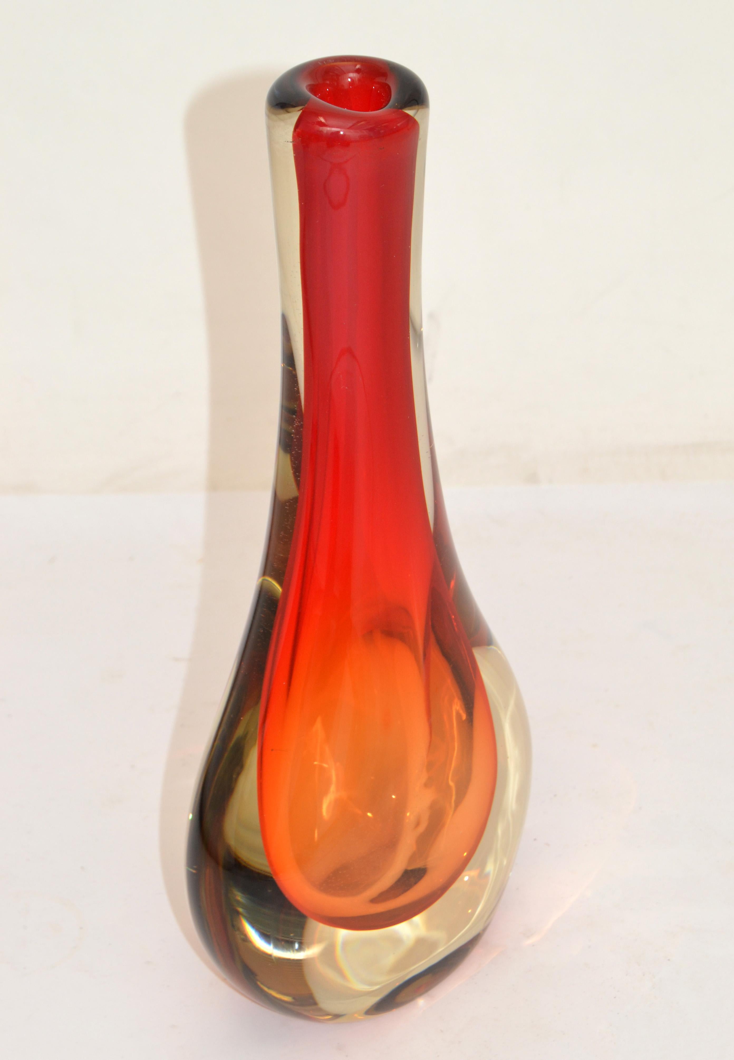 Mid-Century moderno NOVICA Brasile Vaso in vetro artistico soffiato 3 colori incamiciati Rosso, Arancione e Trasparente in vendita