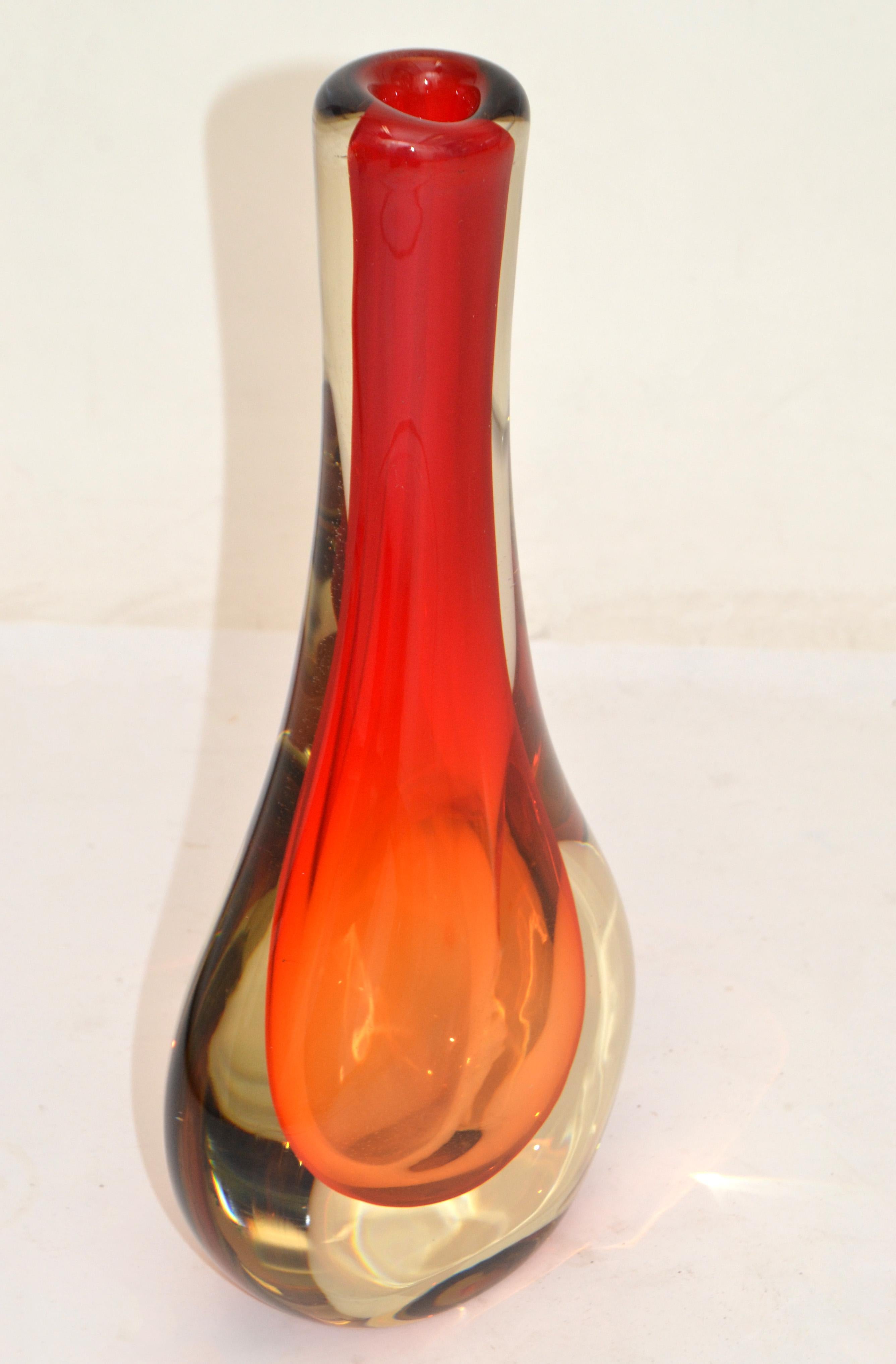 Fatto a mano NOVICA Brasile Vaso in vetro artistico soffiato 3 colori incamiciati Rosso, Arancione e Trasparente in vendita