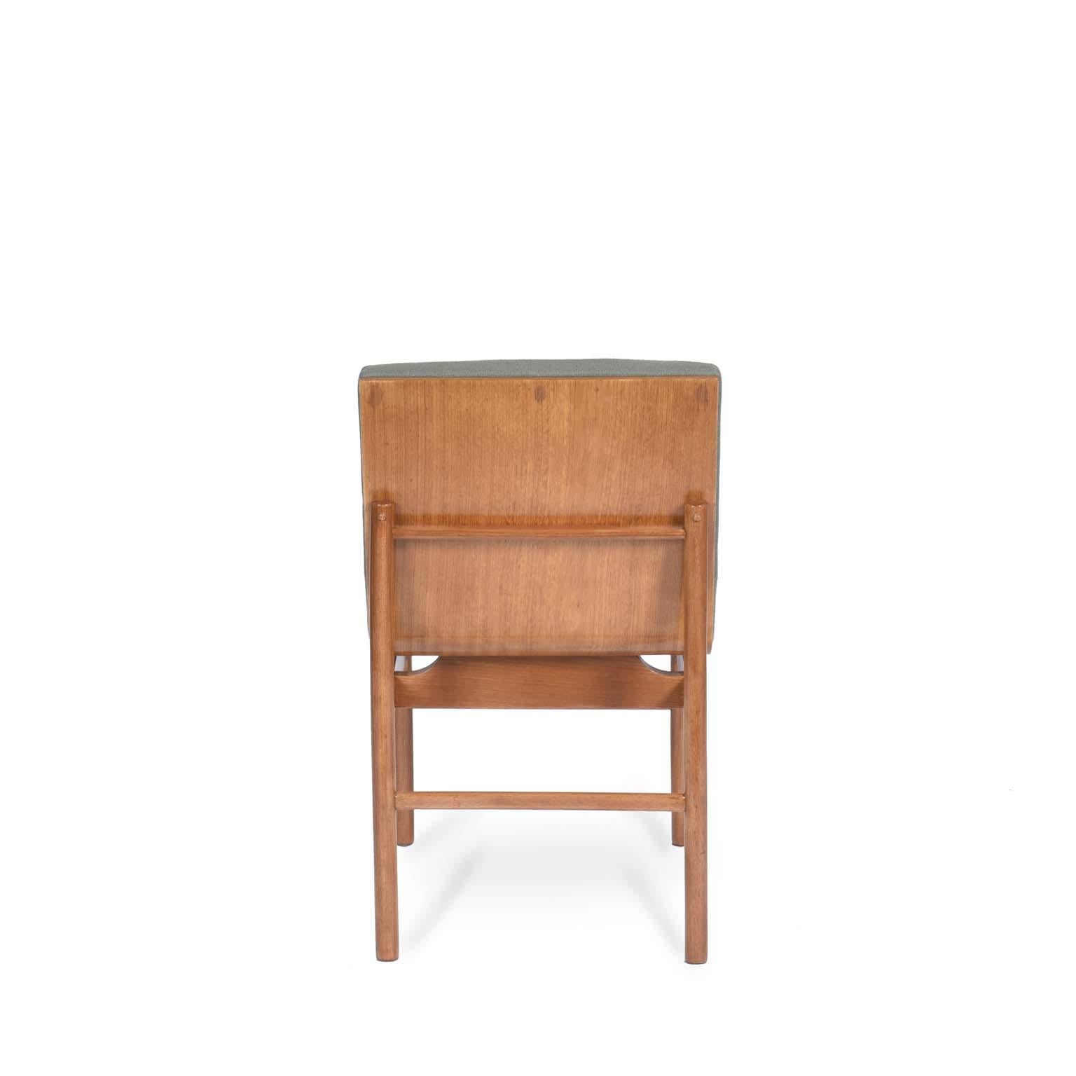 Brasilianischer Stuhl Novo Rumo aus der Mitte des Jahrhunderts mit Freijó-Holzstruktur, 1960er Jahre.

Francesco Scapinelli, der jüngere Bruder des berühmten Designers und Architekten Giuseppe Scapinelli, beschloss in den 1960er Jahren zusammen