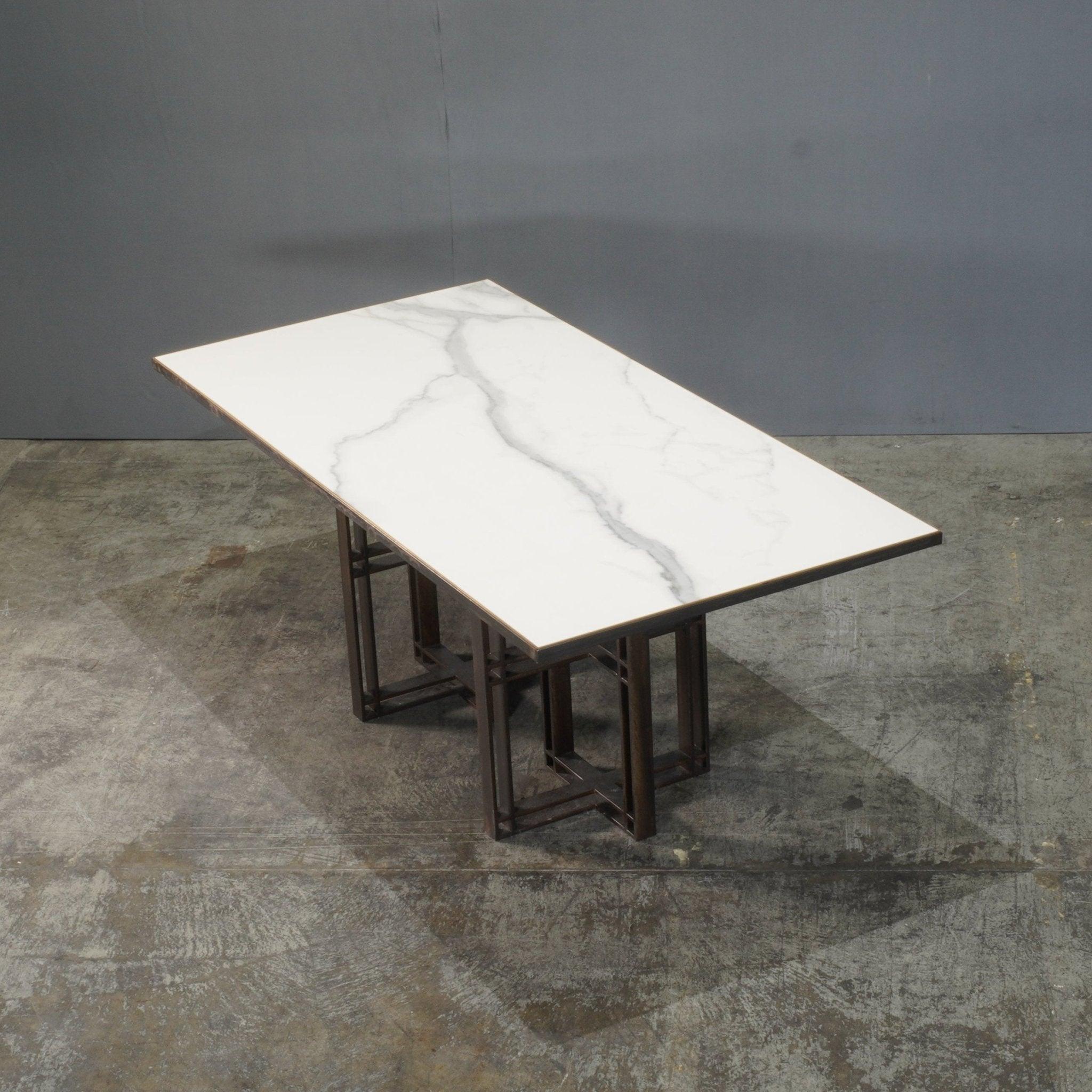 Table à manger Novocastrian Athwart en vente 3