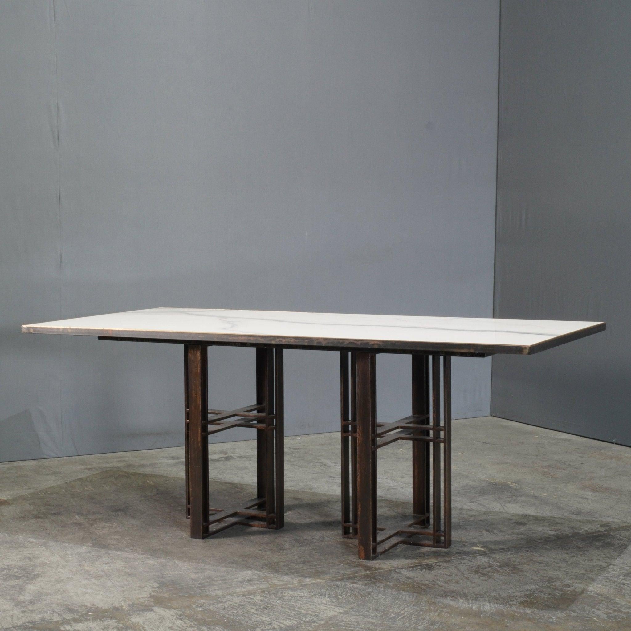 La table à manger Novocastrian Athwart est un exemple étonnant de design britannique fabriqué à la main, fusionnant l'héritage industriel et l'élégance moderne. Fabriquée dans le nord-est de l'Angleterre, cette pièce d'apparat est faite d'acier