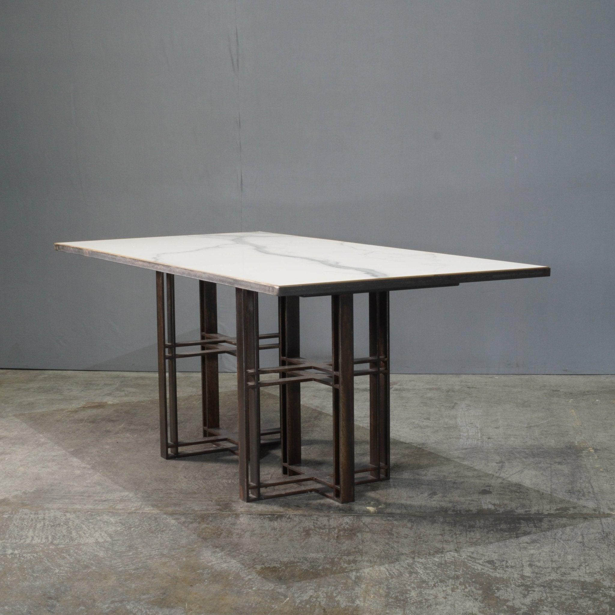 Table à manger Novocastrian Athwart Bon état - En vente à Basildon, London