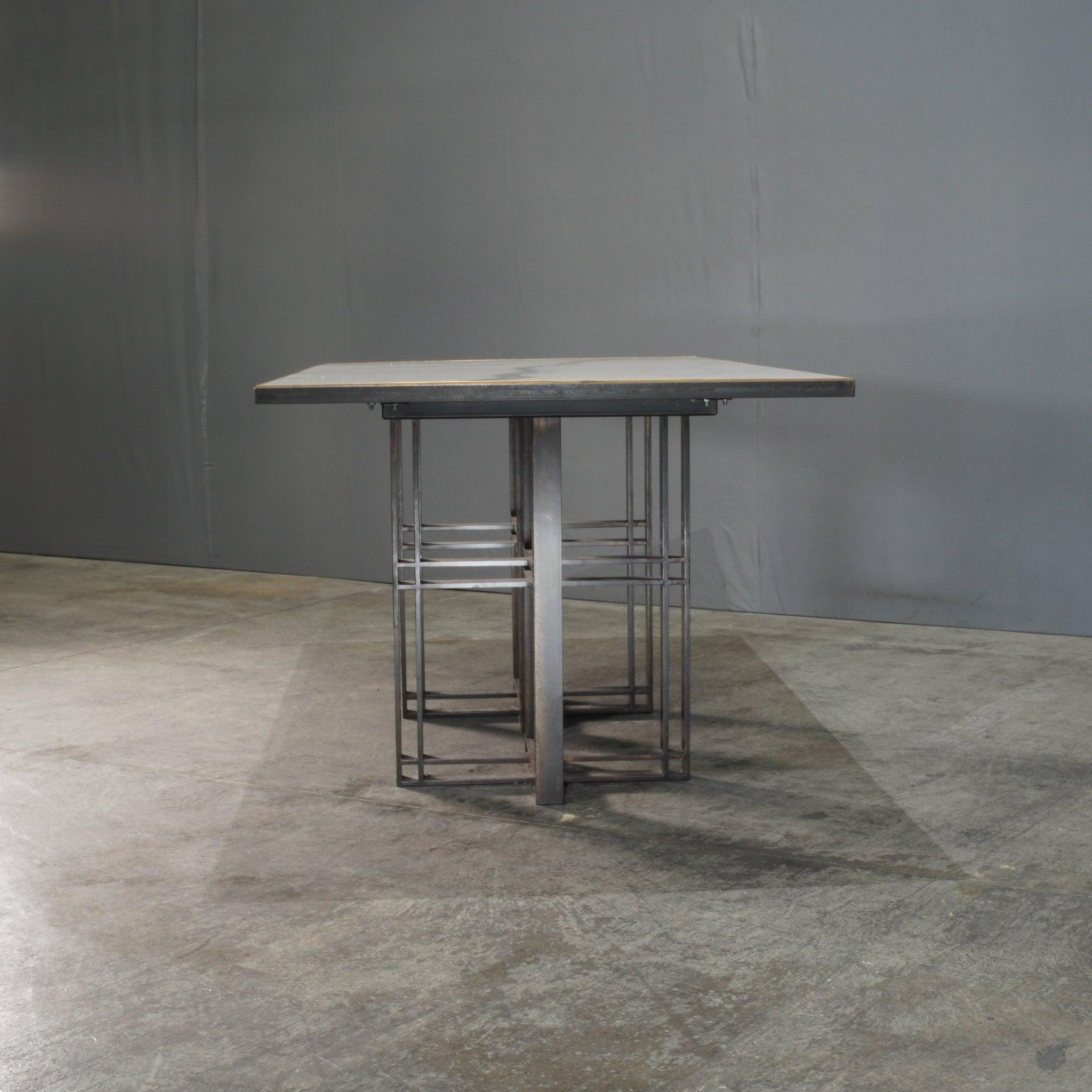 Laiton Table à manger Novocastrian Athwart en vente