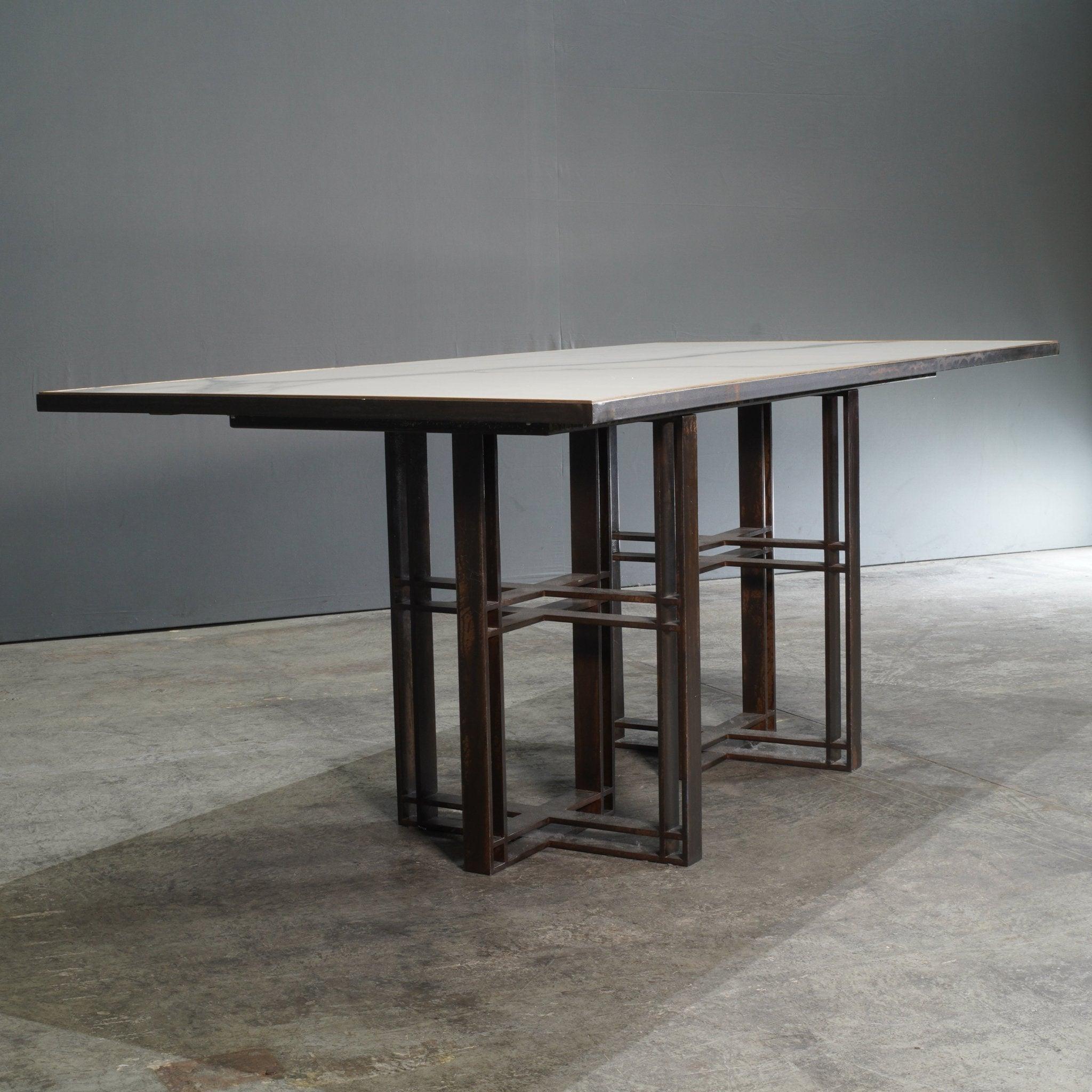 Table à manger Novocastrian Athwart en vente 1