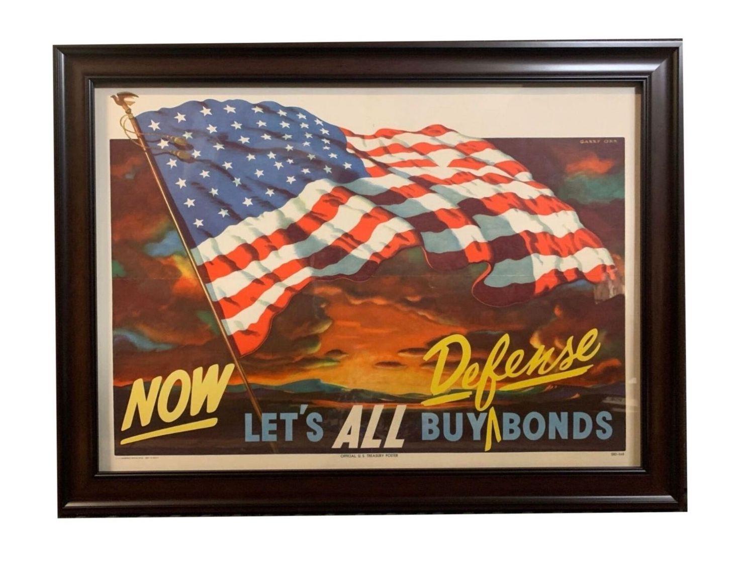 Präsentiert wird ein Defense Bonds-Poster aus dem Jahr 1950, illustriert von Gary Orr. Das Plakat im Querformat zeigt eine wehende amerikanische Flagge mit 48 Sternen vor einem orange-blauen Himmel. Der Text lautet 