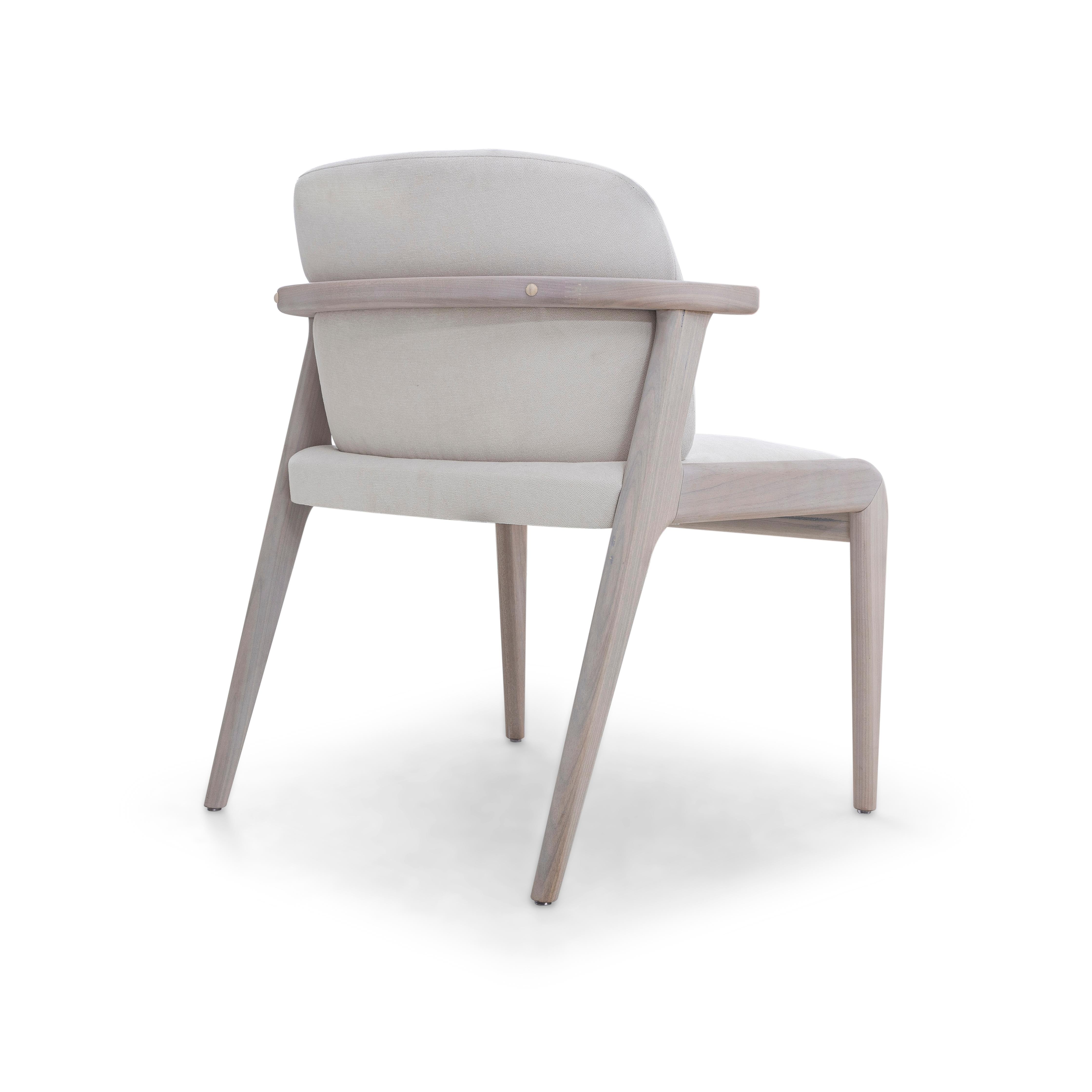 Fabrice a été conçu dans un souci d'élégance et d'ergonomie. La chaise de salle à manger Nowe, en chêne Dover et tissu ivoire, est un complément élégant et accueillant pour les salles à manger, les salles de conférence ou les zones de sièges