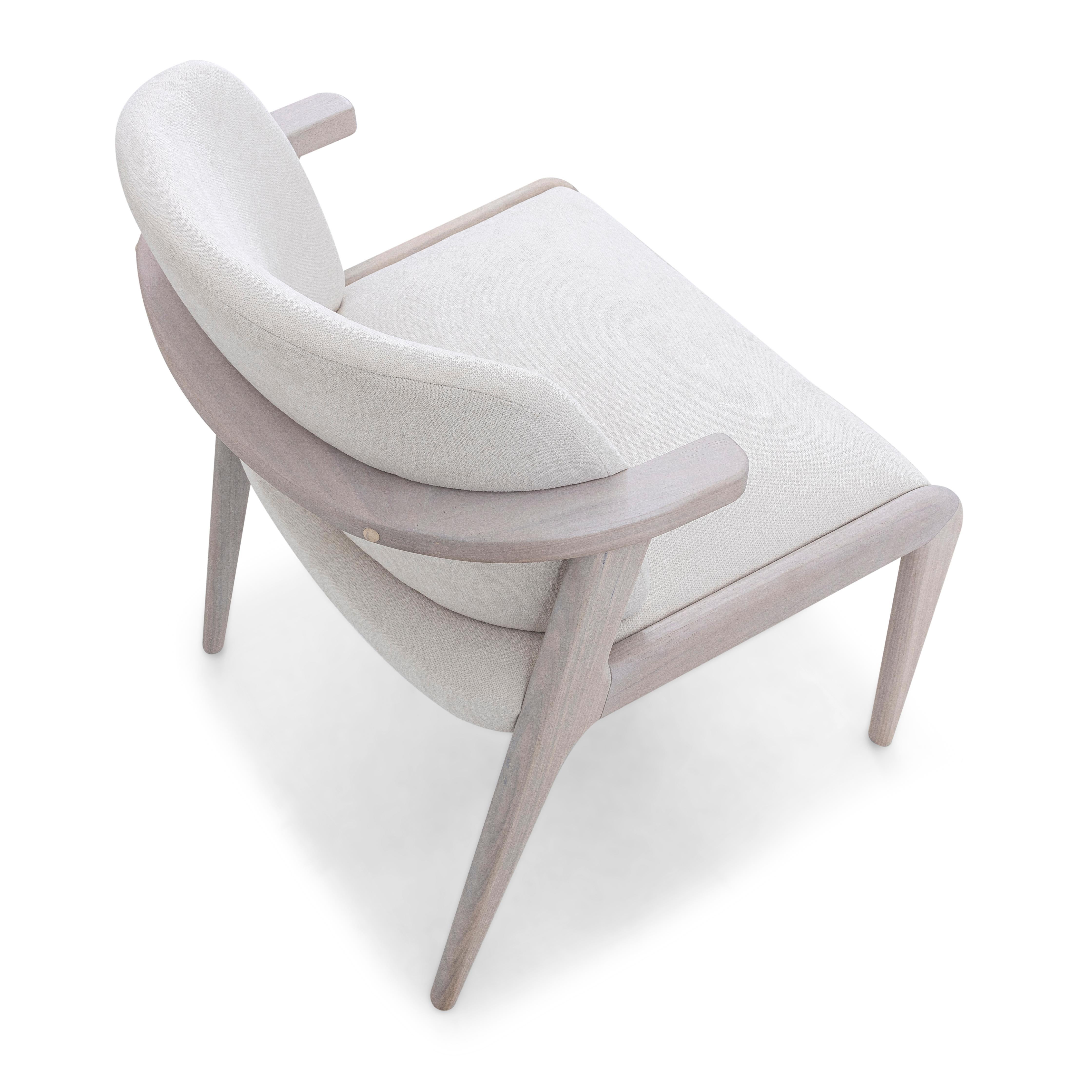 Brésilien Chaise de salle à manger ou d'appoint en chêne dover ivoire rembourrée de forme moderne - Nowe Line en vente