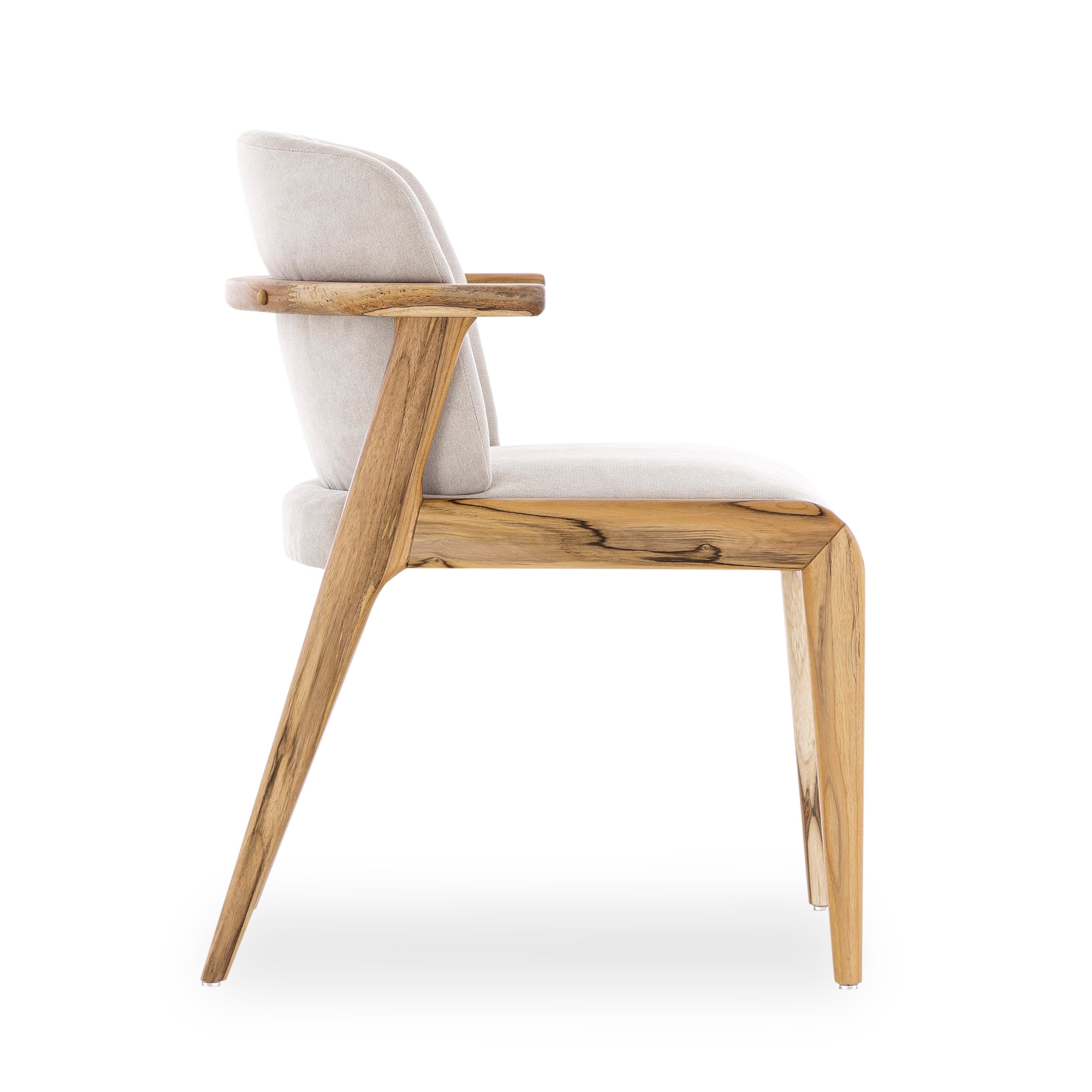 L'équipe créative de Uultis a créé cette chaise de salle à manger pour embellir cet espace familial avec un cadre et des pieds qui sont en bois dans une finition en teck, en le combinant avec un beau tissu en coton beige. Il s'agit d'une chaise