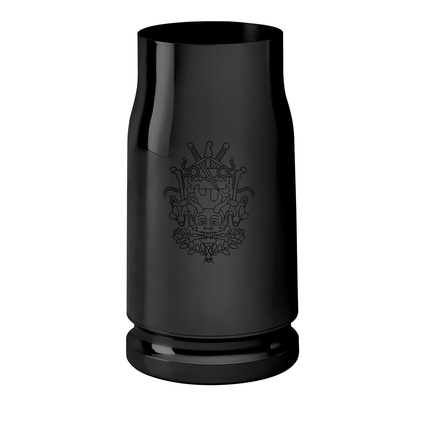 La storia del viaggio di una coppia selvaggia attraverso gli Stati Uniti ha ispirato questo intrigante vaso in ottone nero. Minuscole incisioni - un tratto distintivo degli am designs dello Studio A - adornano l'esterno, anch'esso caratterizzato da