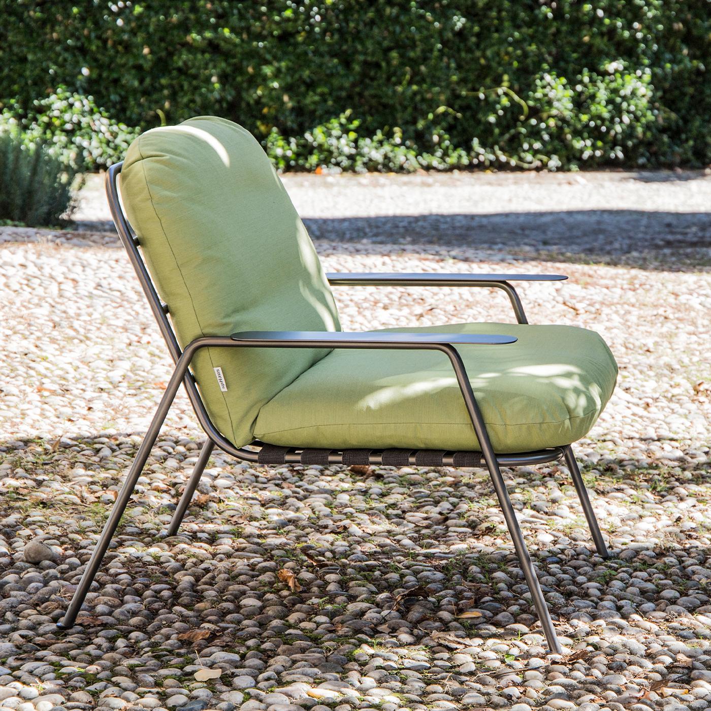 Noya is a lounge chair meant for outdoor or indoor use. The tubular coated steel frame with synthetic elastic webbing on the seat is provided with an upholstered seat and back soft pillows. The frame is powder-coated in several colors. Pillows have