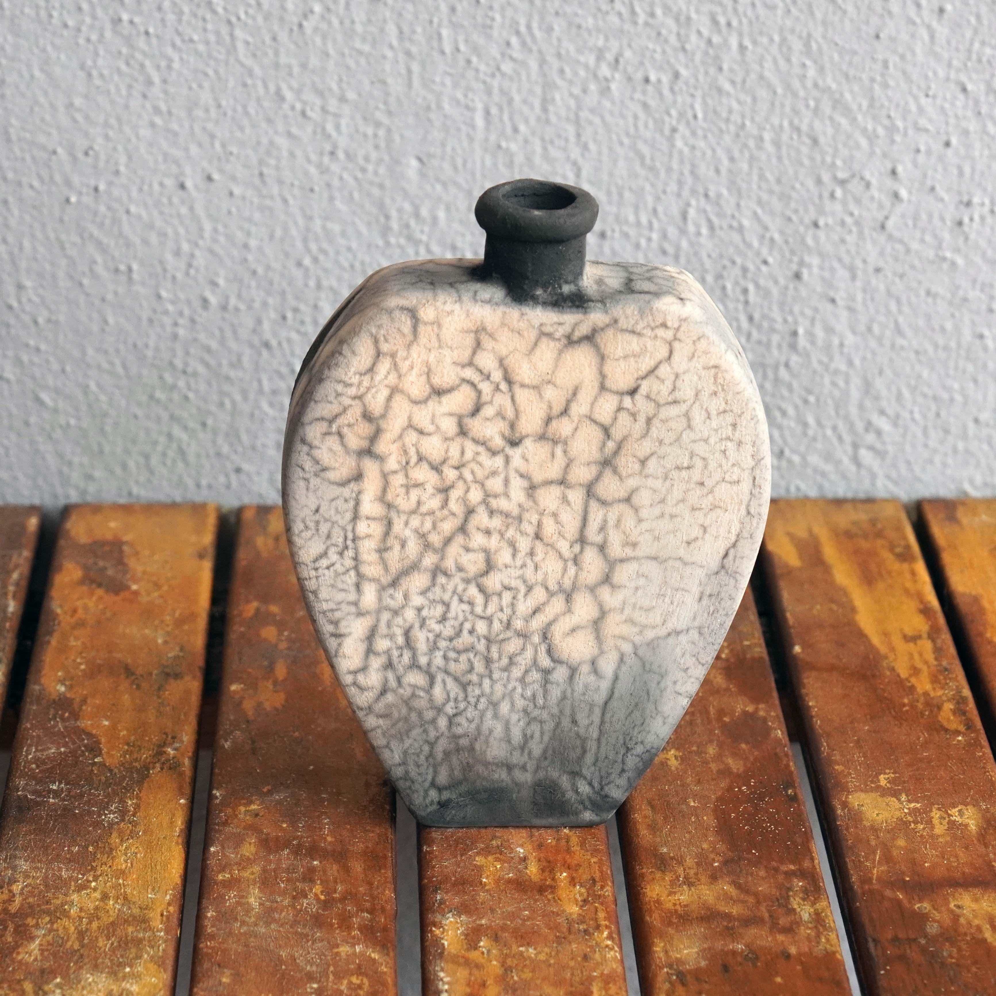 Nozomu Raku-Keramikvase, Rauch Raku, handgefertigtes Keramik-Deko-Geschenk (Moderne) im Angebot