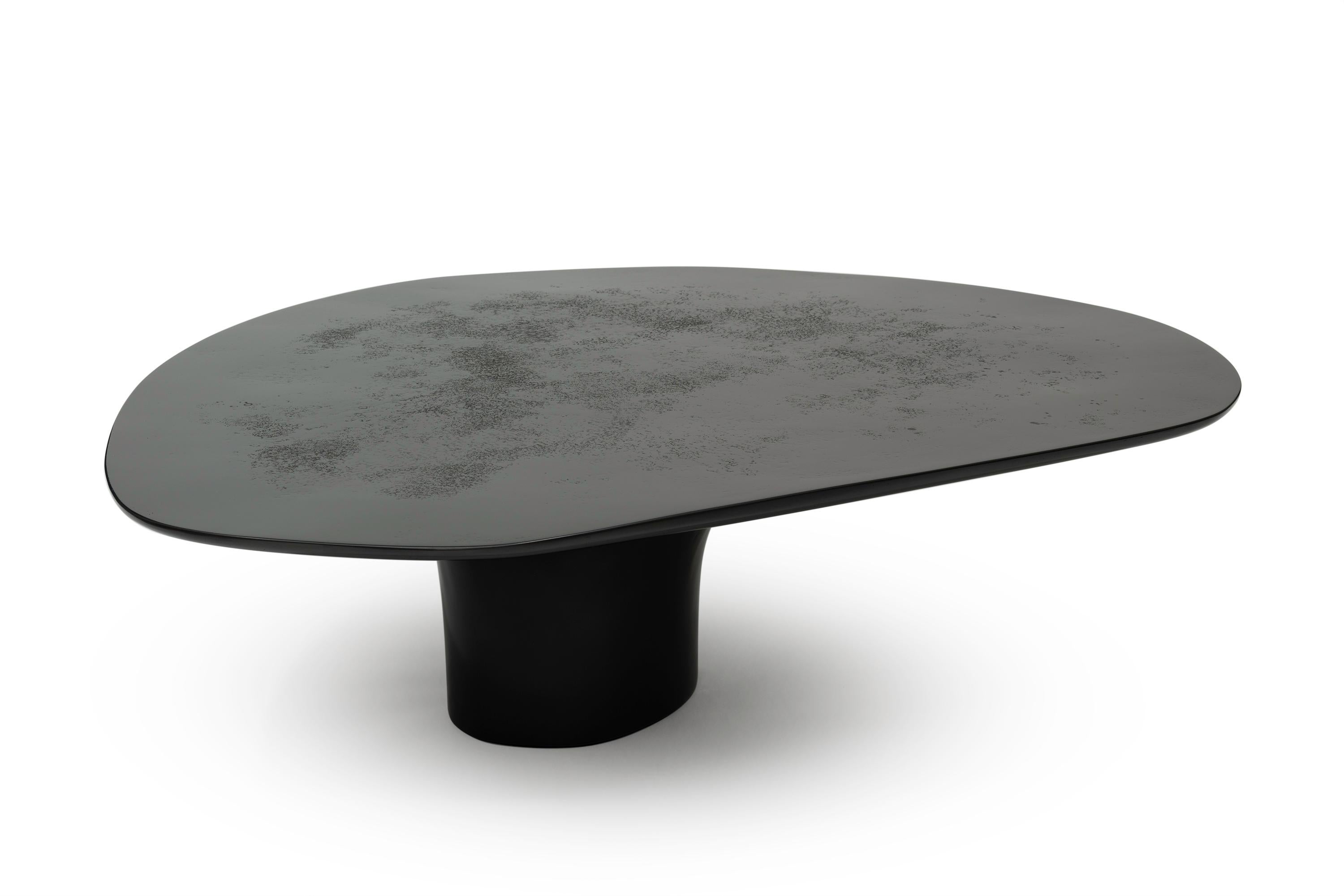 NR schwarz glatt - 21. Jahrhundert zeitgenössischer skulpturaler runder schwarzer Couchtisch

Der hochkantige, intuitiv geformte niedrige Tisch besitzt den Hauch von Schwerelosigkeit. Die Tischplatte und die Bodenbeschaffenheit erwecken den