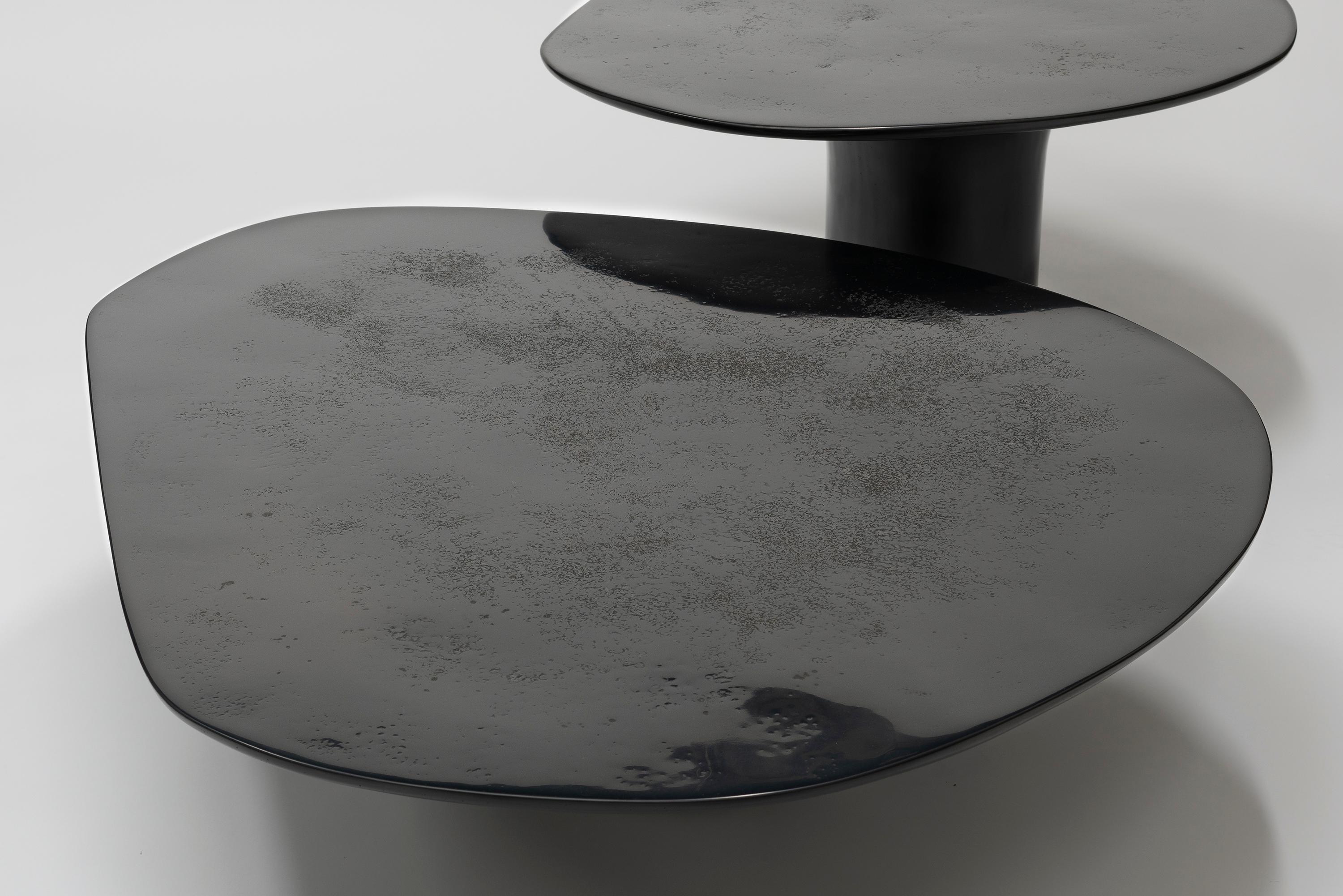 Fait main NR Black Smooth, table basse circulaire noire contemporaine du 21e siècle en vente