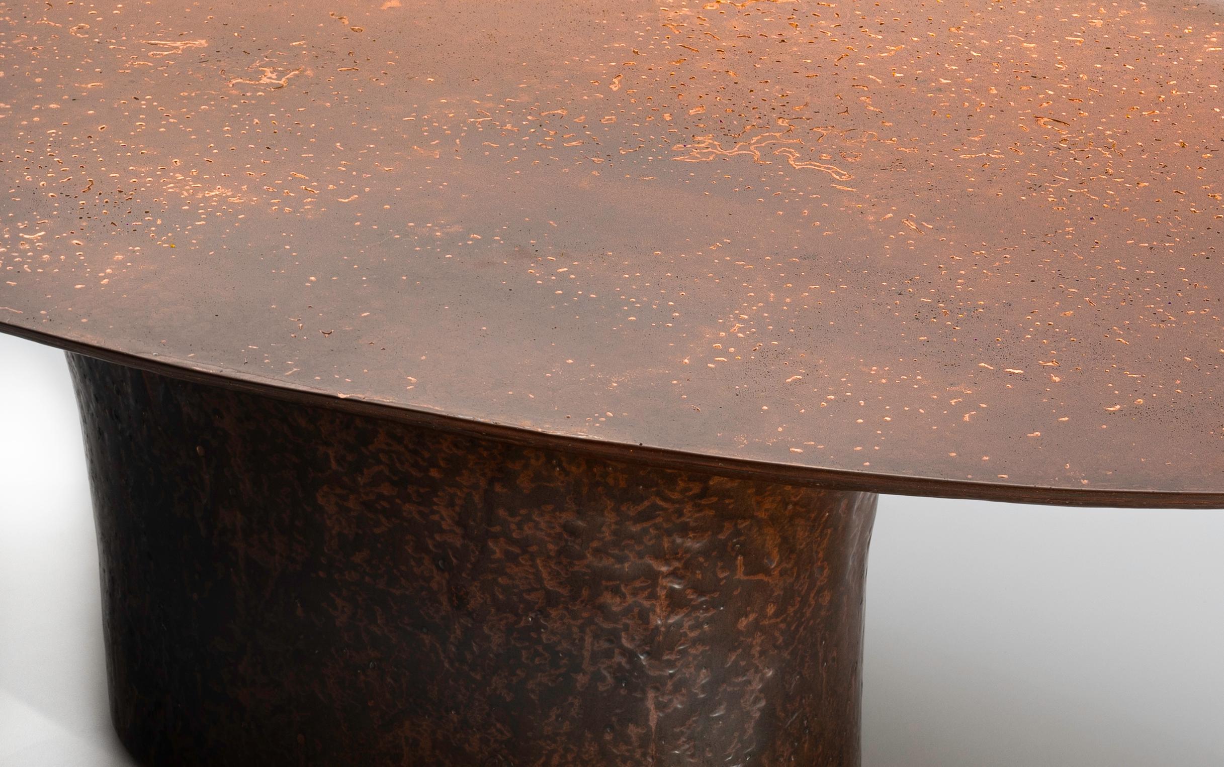 NR Copper V1 -21. Jahrhundert Zeitgenössischer ovaler Couchtisch aus Flüssigkeit Kupfer im Zustand „Neu“ im Angebot in Sofia, BG