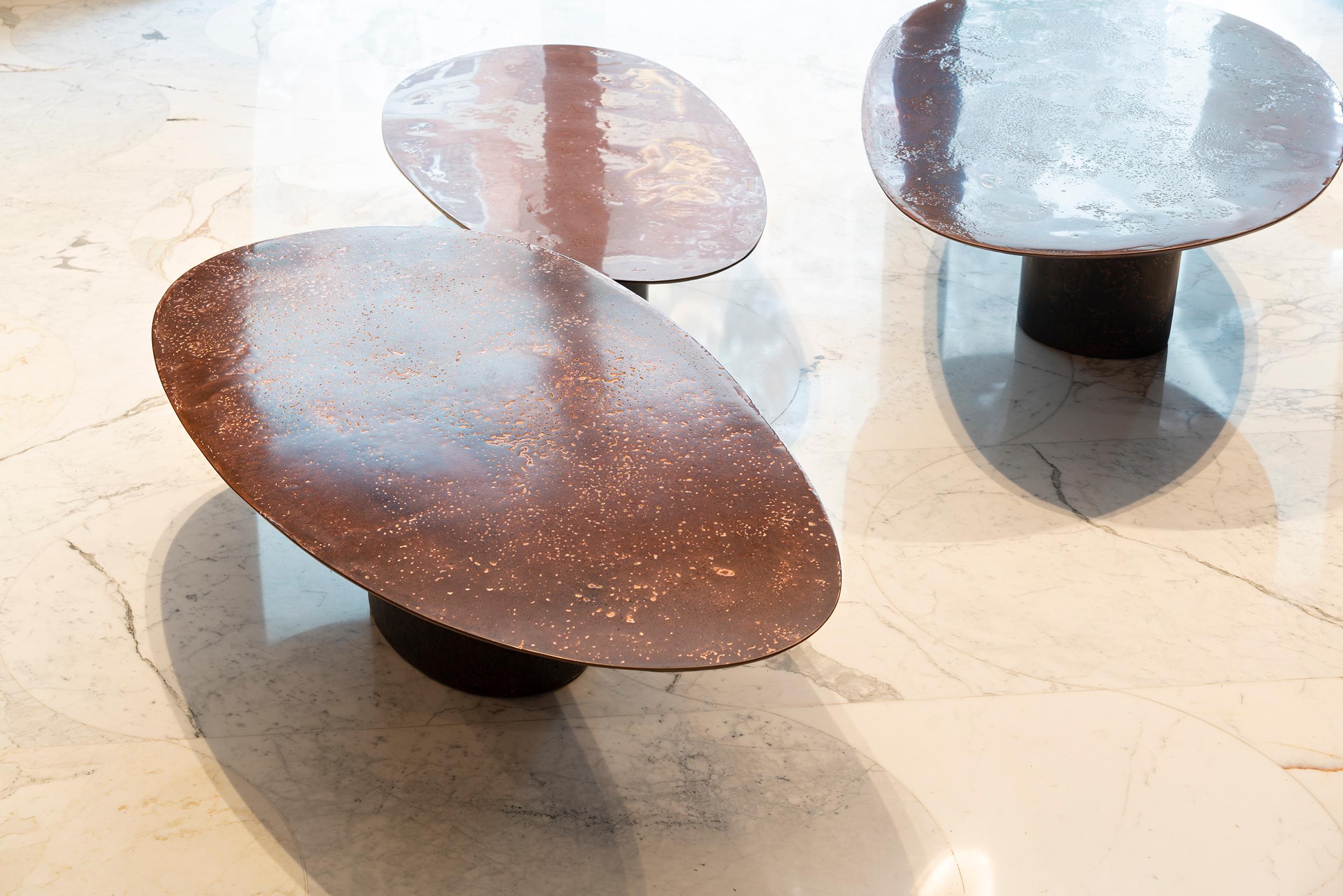 Cuivre Table basse ovale contemporaine en cuivre liquide NR Copper V1 -21e siècle en vente