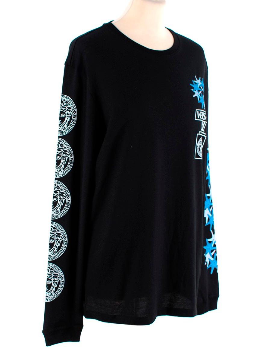 Versace Versacepolis Graphic Black Long Sleeve Tee
 

 - Cult Versacepolis graphic print on front, back and arms with medusa, starfish and grecian column designs
 - Black ringspun cotton 
 - Ribbed collar and cuffs
 - Unisex
 

 Materials:
 Cotton
