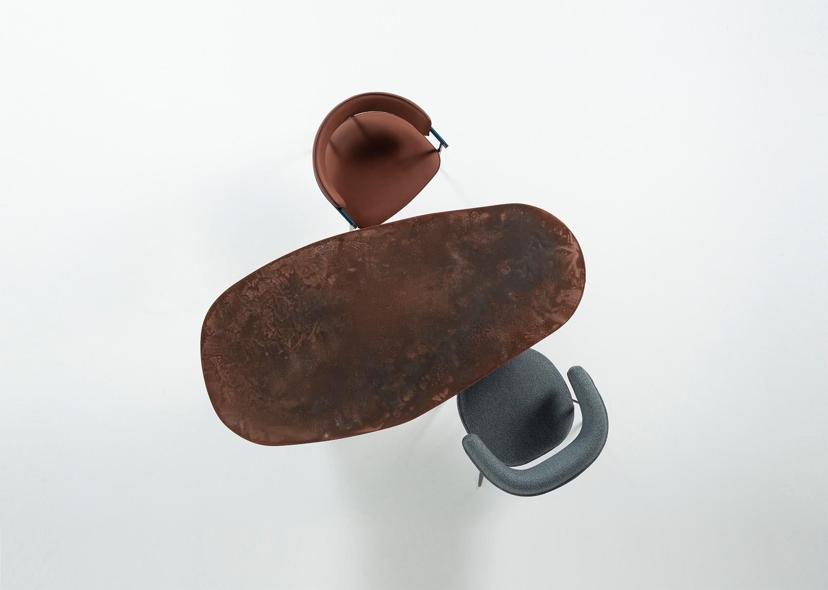 Ovaler NRC-Esstisch aus oxidiertem, oxidiertem Kupfer mit Skulpturen (Gegossen) im Angebot