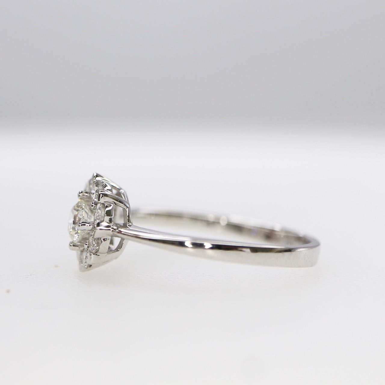 GIA H VS2 0.23 Ct Flower Shape Diamond Engagement Ring In New Condition For Sale In Kaohsiung City, TW