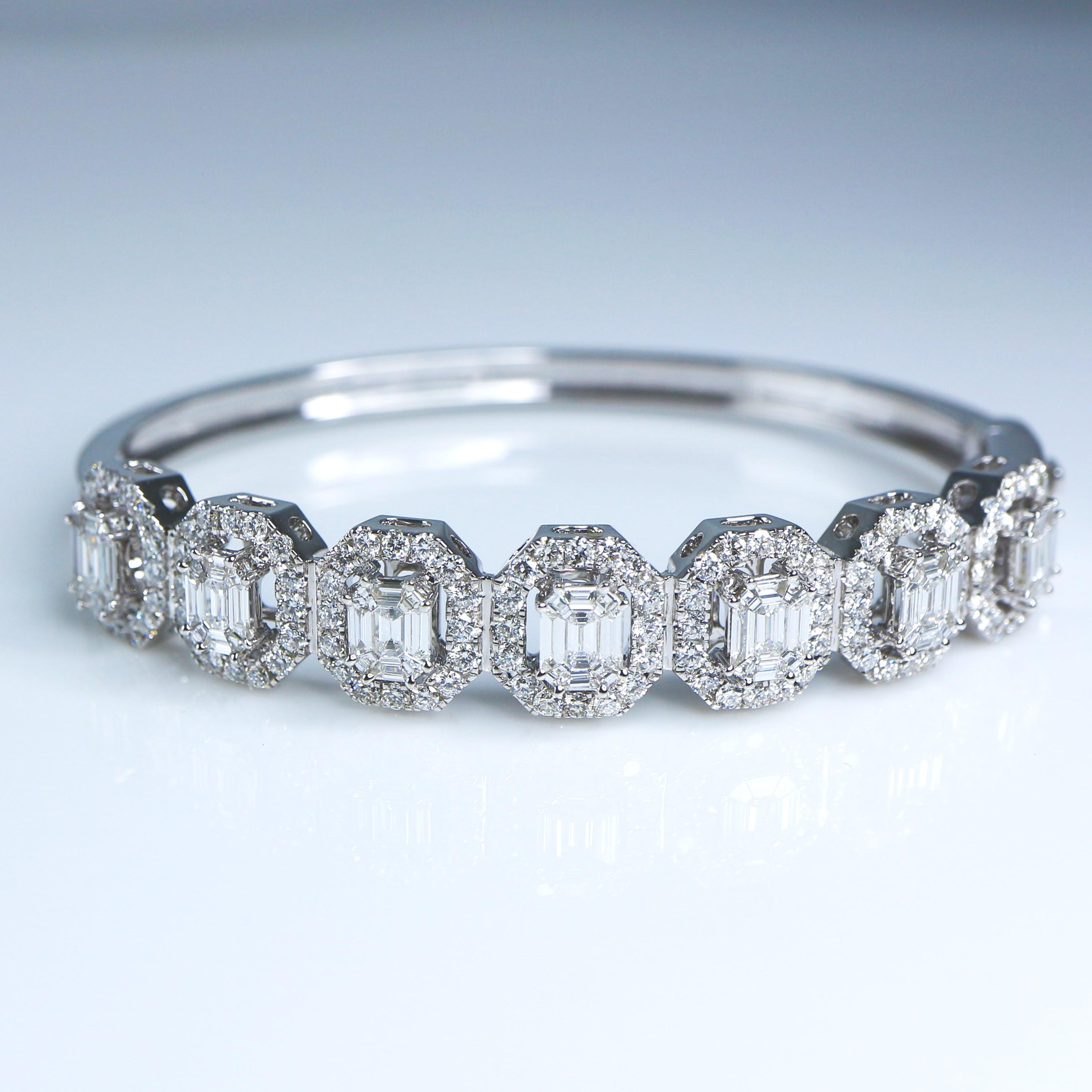 ** IGI 14K 3.92 Ct Diamond Antique Art Deco Bangle Bracelet **

IGI-Certified natural 63 pieces of FG VS illusion diamonds weighing 1.80 ct surrounded with natural round brilliant diamonds weighing 2.12 ct on the 14K white gold band. 

The invisible
