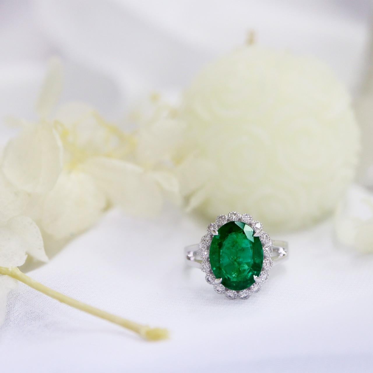 **18K IGI-Certified White Gold 3.59 ct Emerald⋄ Antique Art Deco Style Engagement Ring** 

This stunning ring features a 3.59 ct natural Emerald as the centerpiece, certified by IGI. It is set on an 18K white gold band with a halo design, adorned