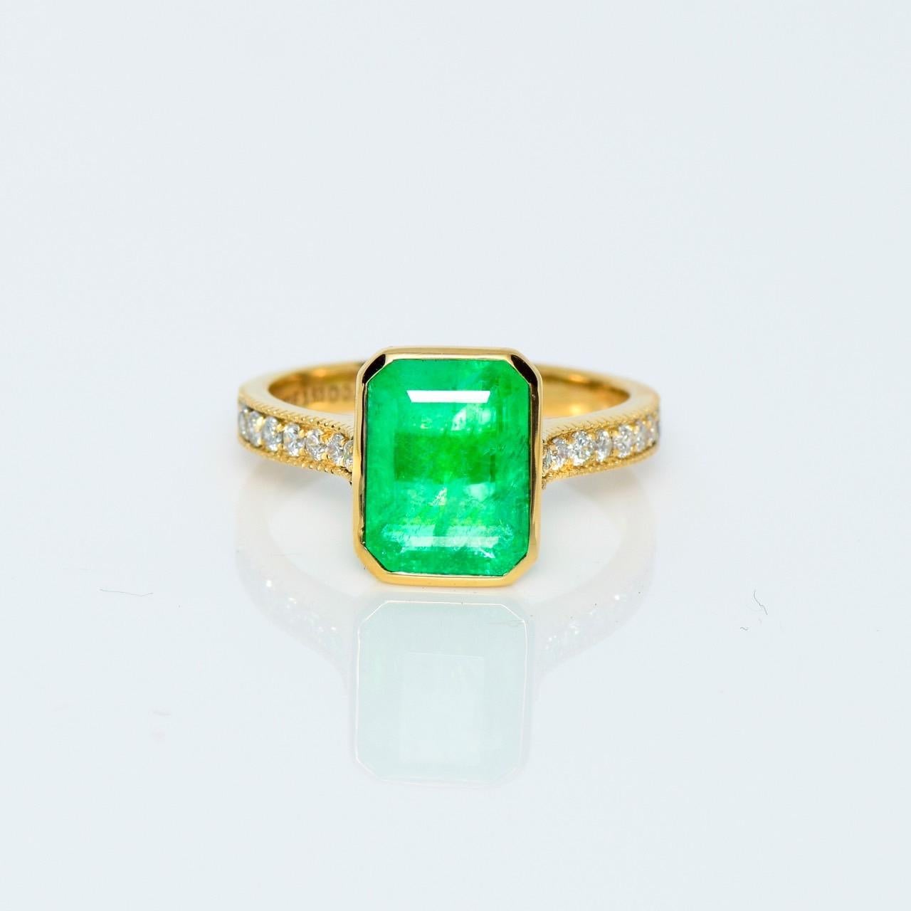 **IGI-Certified 18K Yellow Gold 3.53 Ct Natural Emerald Diamond Antique Art Deco Engagement Ring**

This is a stunning 3.53 ct natural green emerald certified by IGI. It has great luster and is set on an 18K yellow gold bezel with a pave' band that