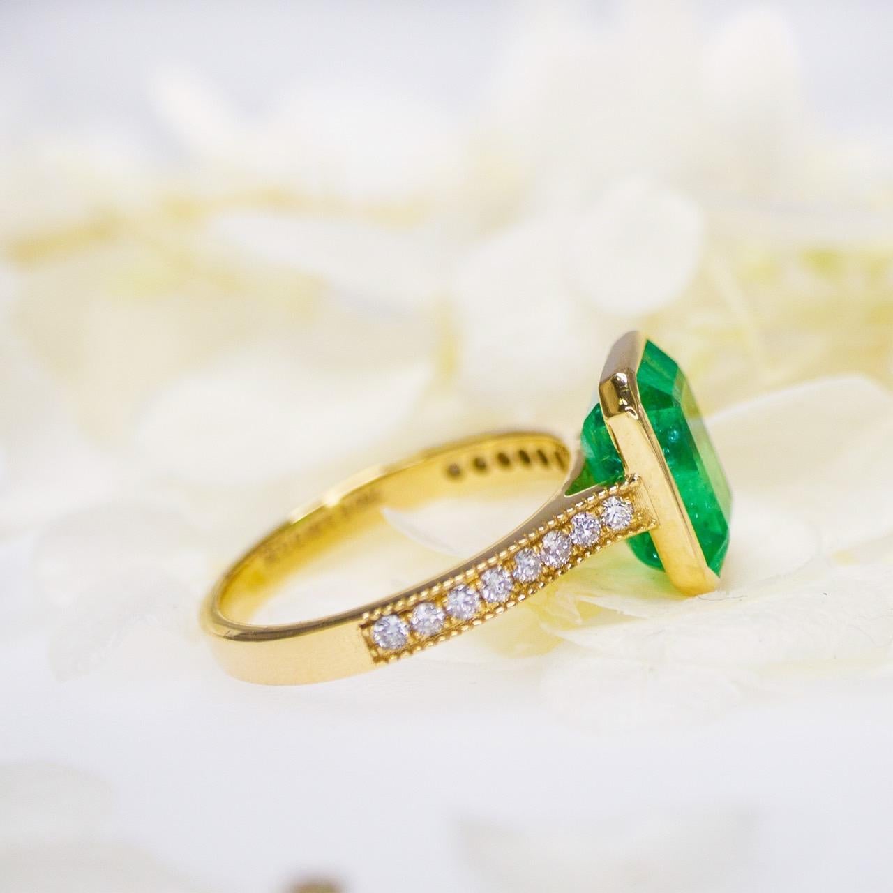 Women's IGI 18K Yellow Gold 3.53 Ct Emerald Antique Art Deco Engagement Ring For Sale