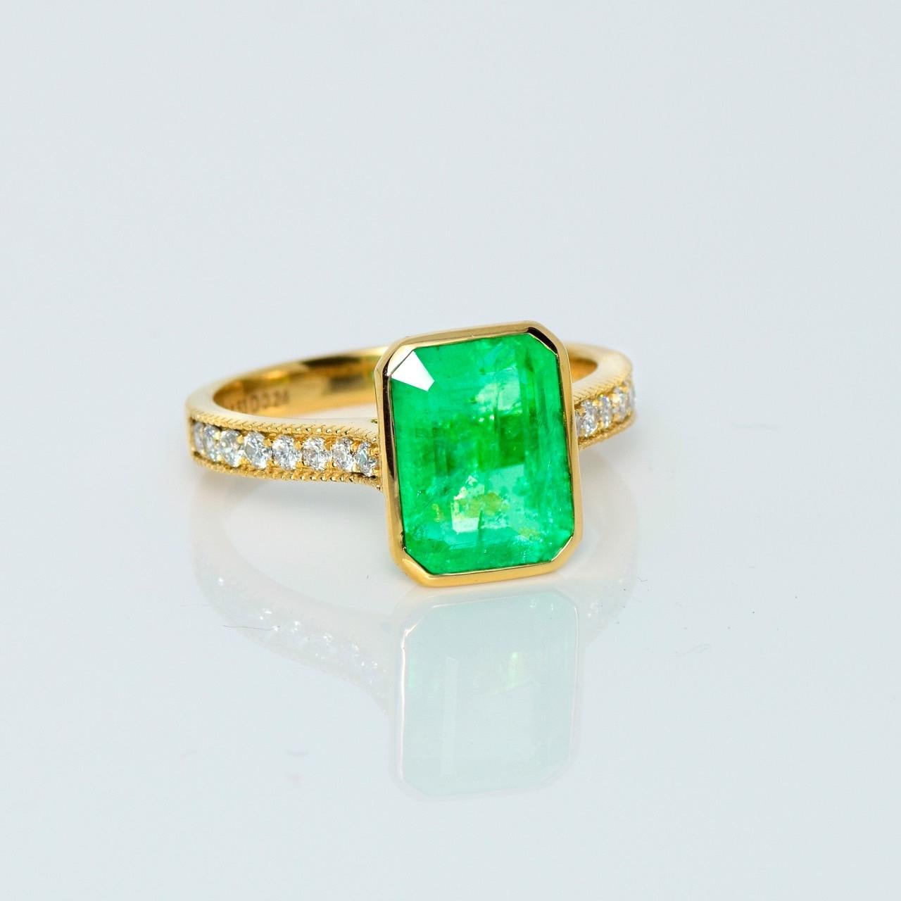 IGI 18K Yellow Gold 3.53 Ct Emerald Antique Art Deco Engagement Ring For Sale 2