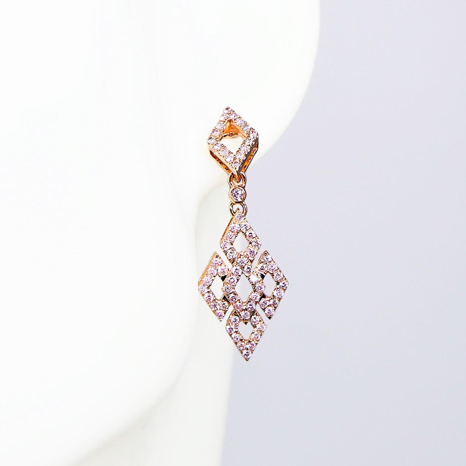 *IGI 14K 0.95 ct natürliche rosa Diamanten Art Deco Design Ohrstecker*

Dieses Band zeichnet sich durch ein atemberaubendes Design im Art-Déco-Stil aus, das aus 14 Karat Roségold gefertigt ist. Er ist mit natürlichen rosa Diamanten von 0.95 Karat