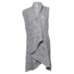 NSF, graue Strickjacke
