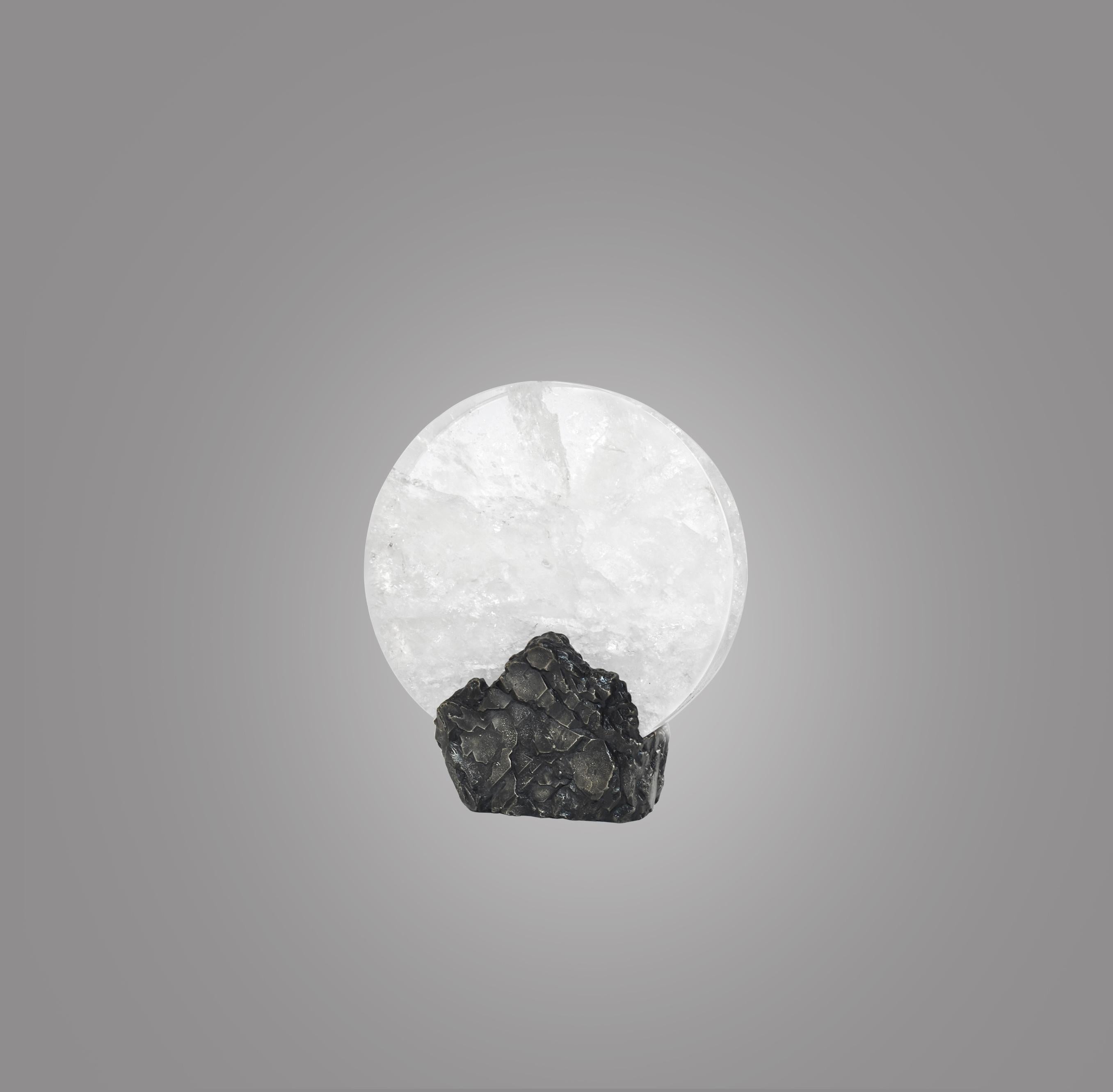 Magnifique disque en cristal de roche sur une base sculptée avec une finition en laiton antique. Créé par Phoenix Gallery, NYC.
Une prise installée. Fournit une ampoule LED de 60 watts.
Taille, finition et quantité personnalisées sur demande.