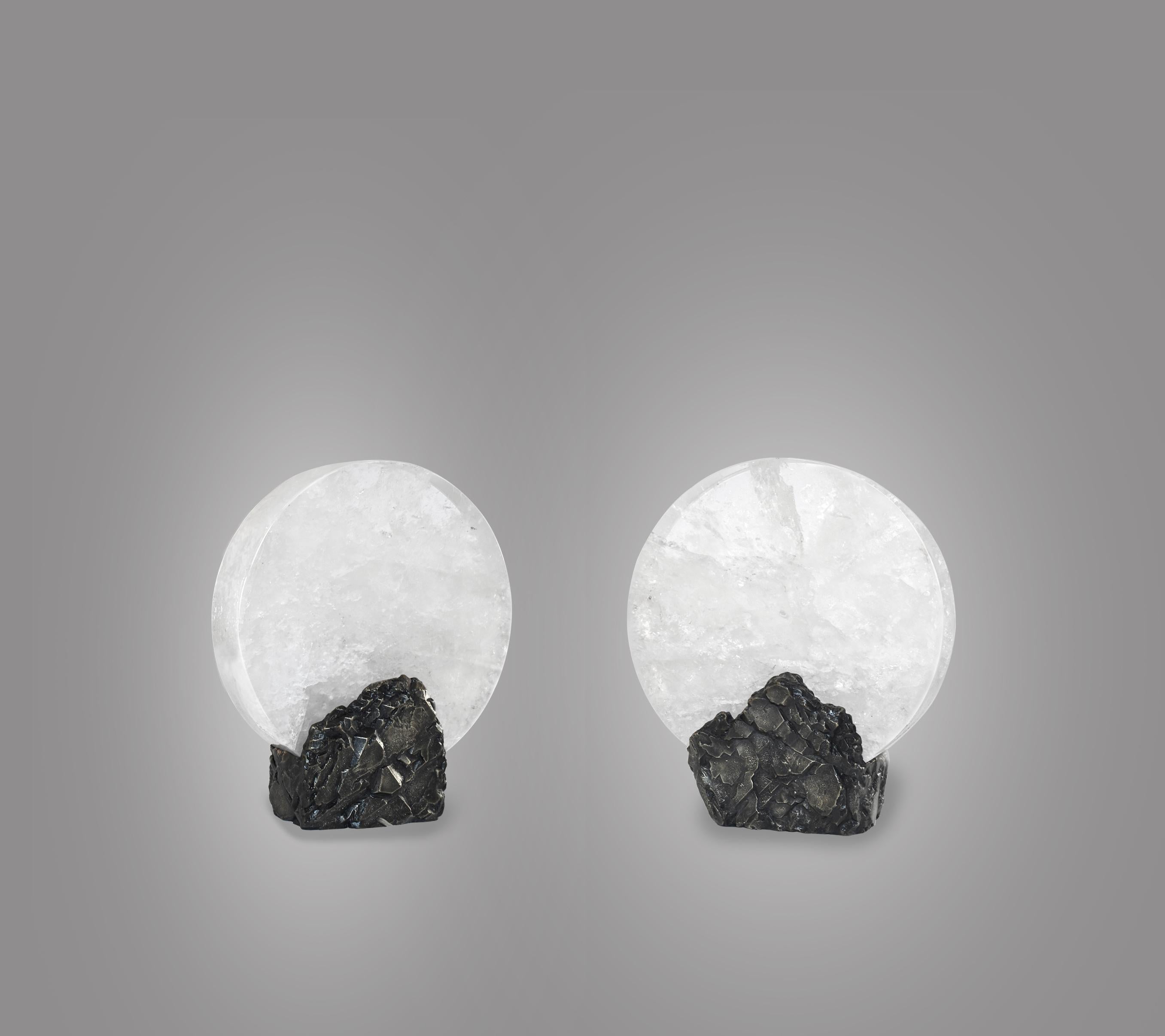 Pareja de hermosos discos de cristal de roca sobre base esculpida con acabado de latón envejecido. Creado por la galería Phoenix, NYC.
Una toma instalada. Bombilla Led de 60 vatios.
Tamaño, acabado y cantidad personalizados bajo pedido.