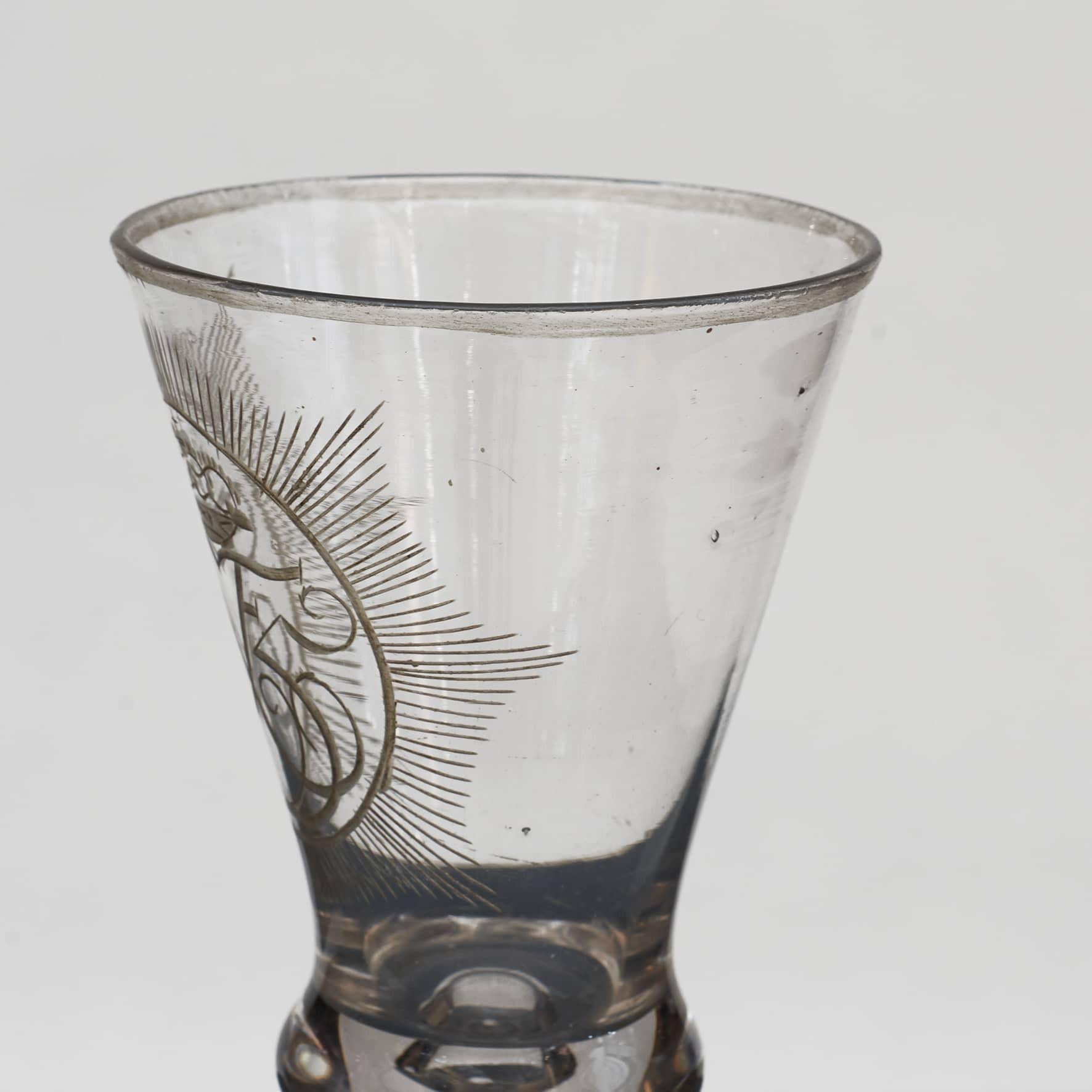 Glas mit Kronen-Monogramm von Frederik V. aus „Kristallwüste“ (Barock) im Angebot