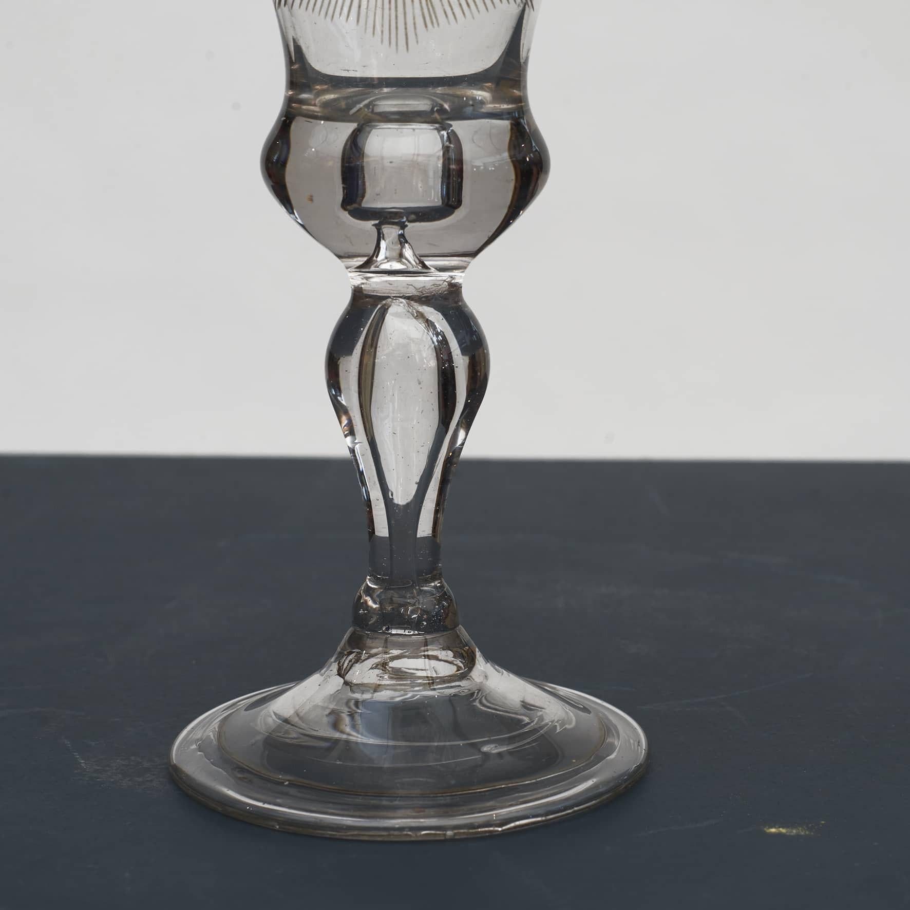 Glas mit Kronen-Monogramm von Frederik V. aus „Kristallwüste“ (Norwegisch) im Angebot