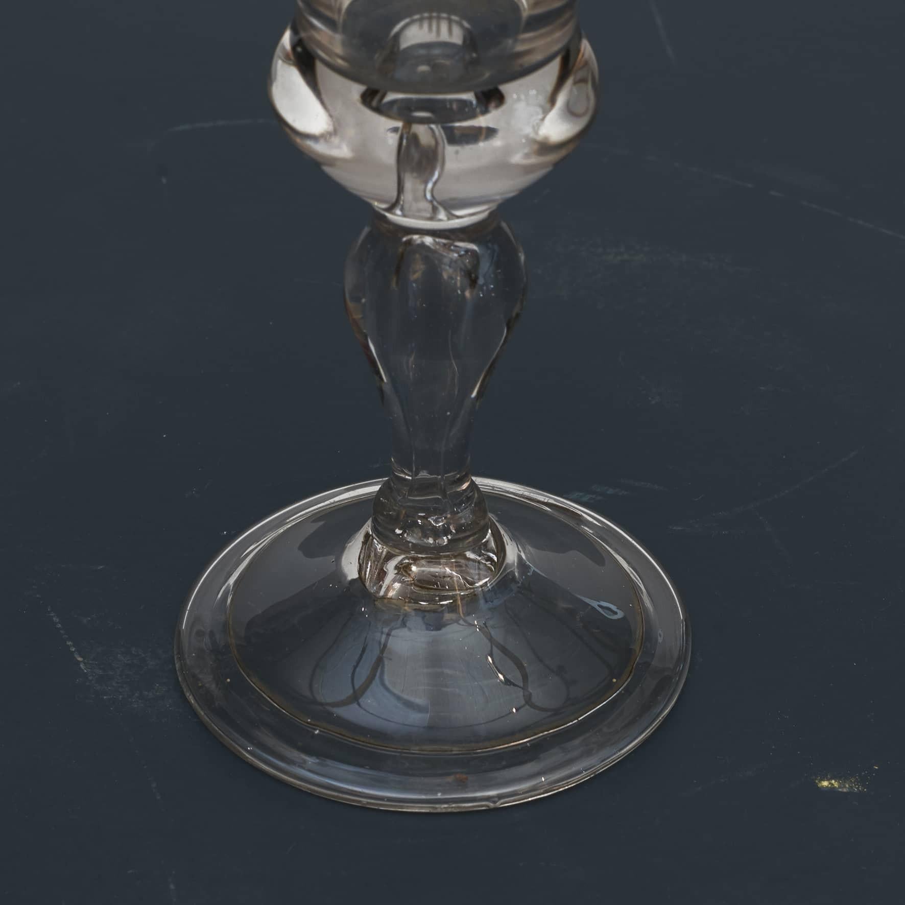 Glas mit Kronen-Monogramm von Frederik V. aus „Kristallwüste“ im Zustand „Gut“ im Angebot in Kastrup, DK