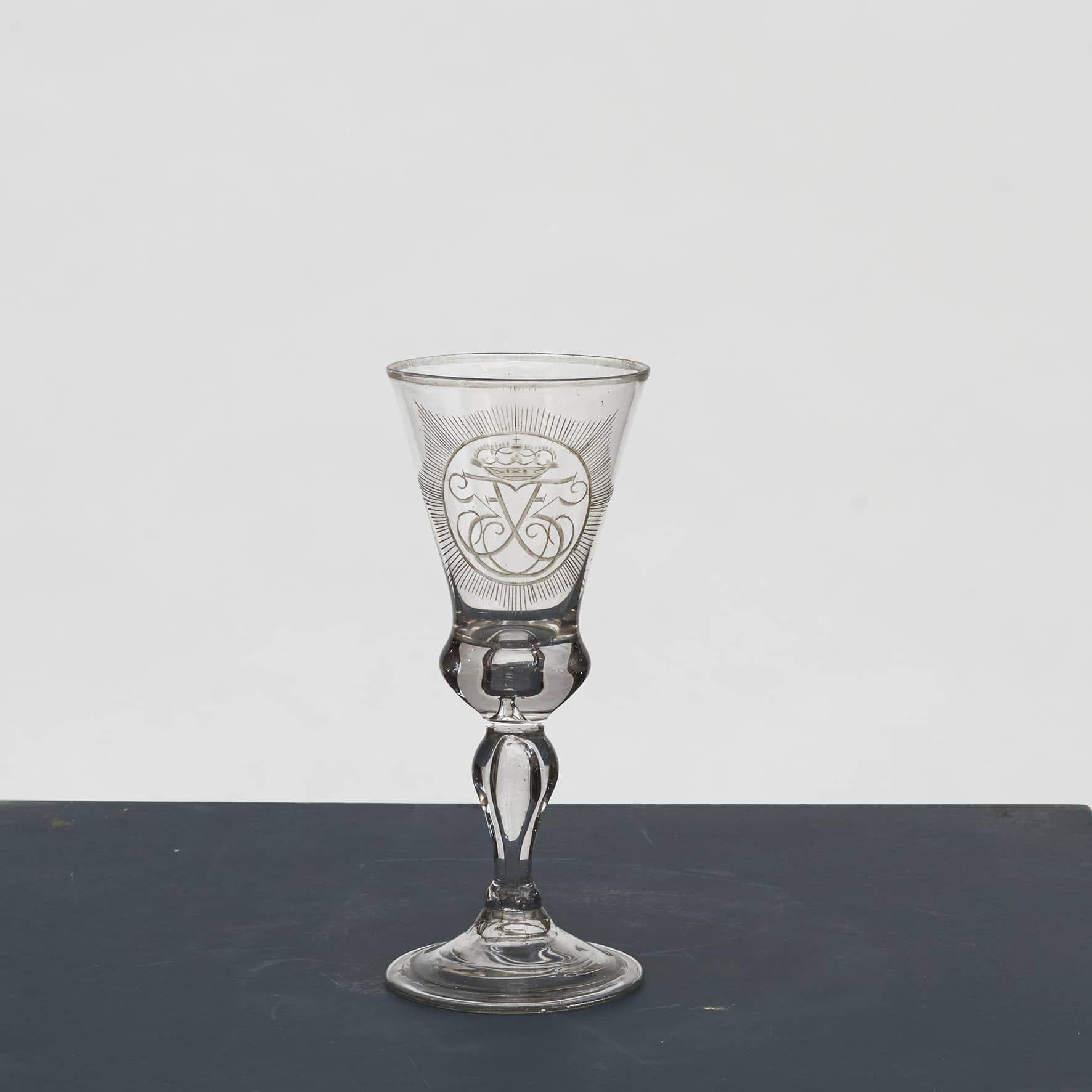 Glas mit Kronen-Monogramm von Frederik V. aus „Kristallwüste“ im Angebot 1